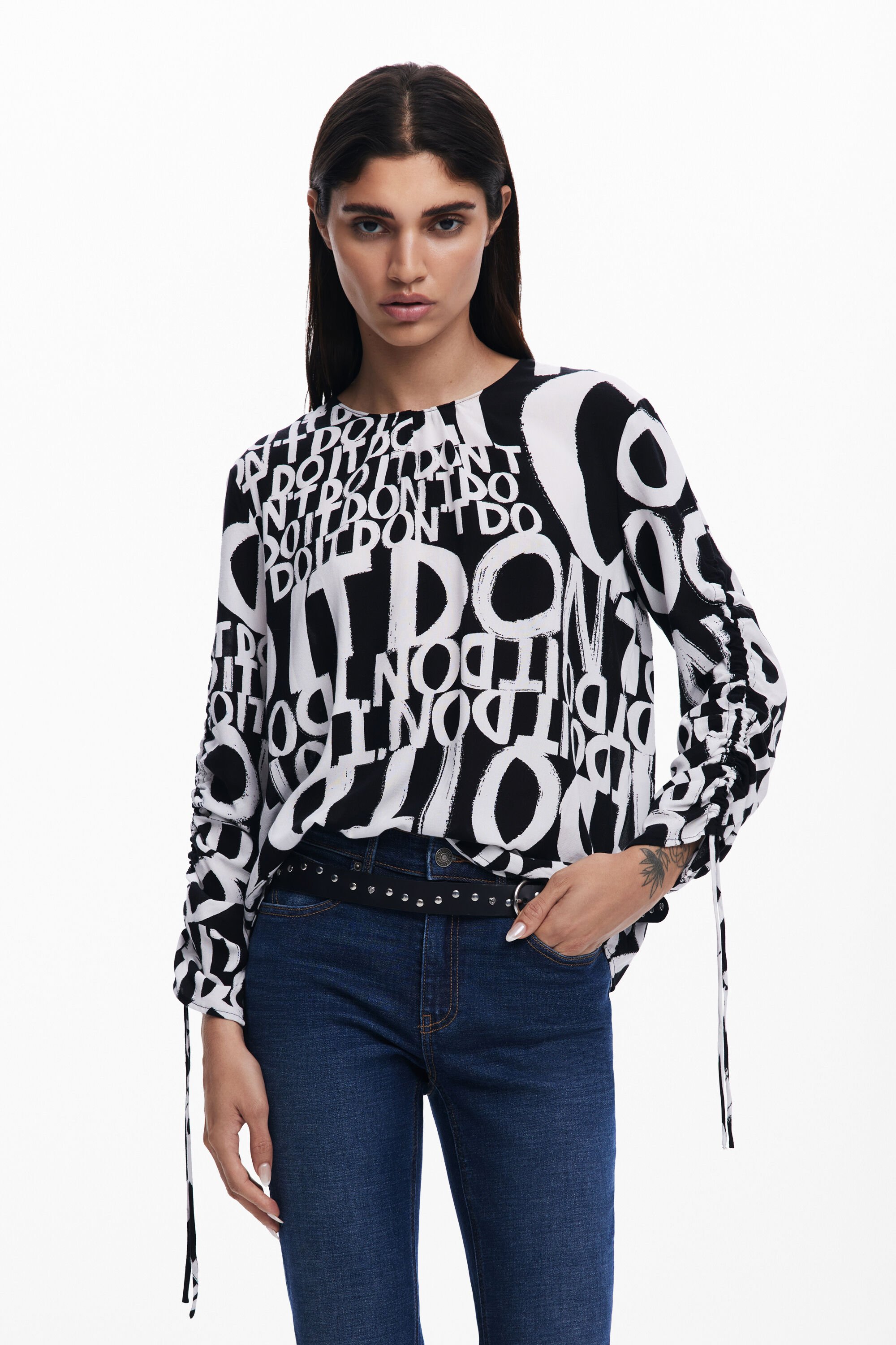 Desigual Blouse met letters en strikjes - BLACK