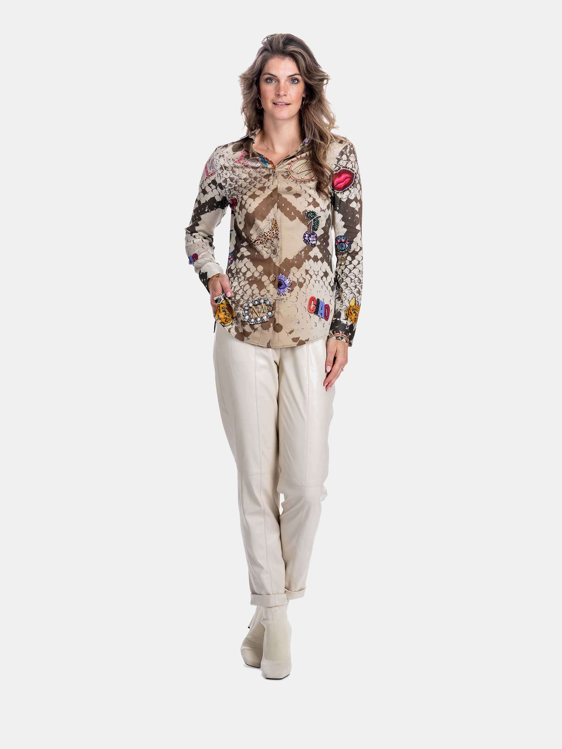 Mucho Gusto Blouse francis bay met beige slangenprint en kunstzinnige gedrukte patches