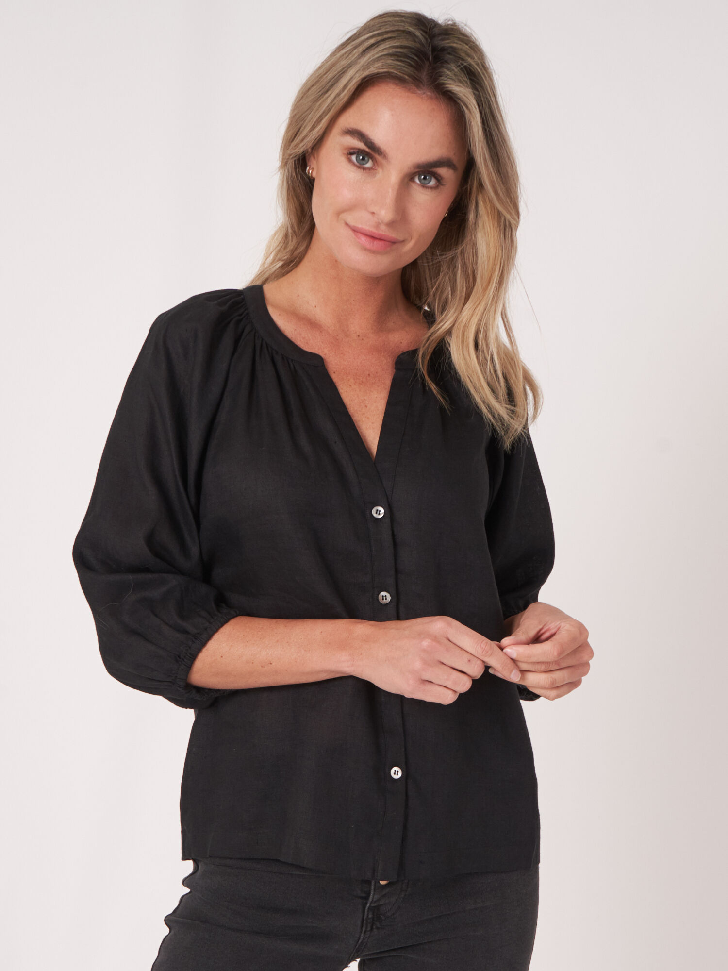 REPEAT cashmere Geknoopte linnen blouse met pofmouw