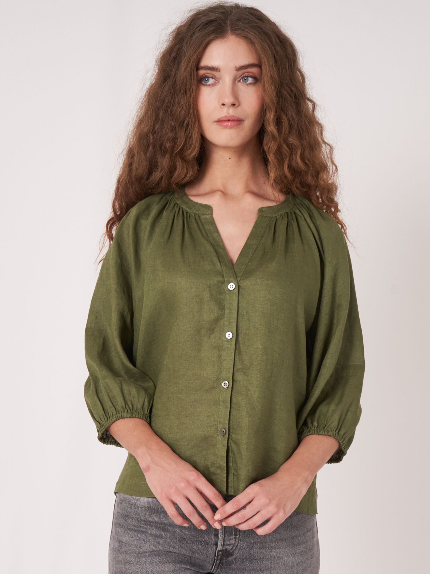 REPEAT cashmere Geknoopte linnen blouse met pofmouw
