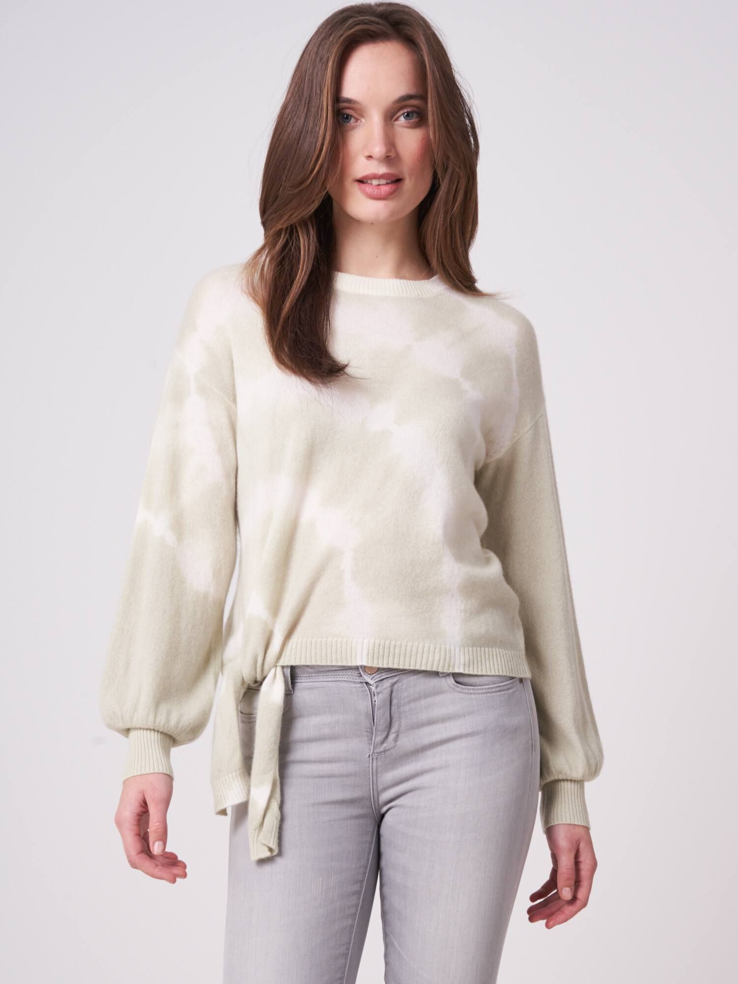 REPEAT cashmere Trui met tie-dye print en knoop aan de zoom van biologische cashmere