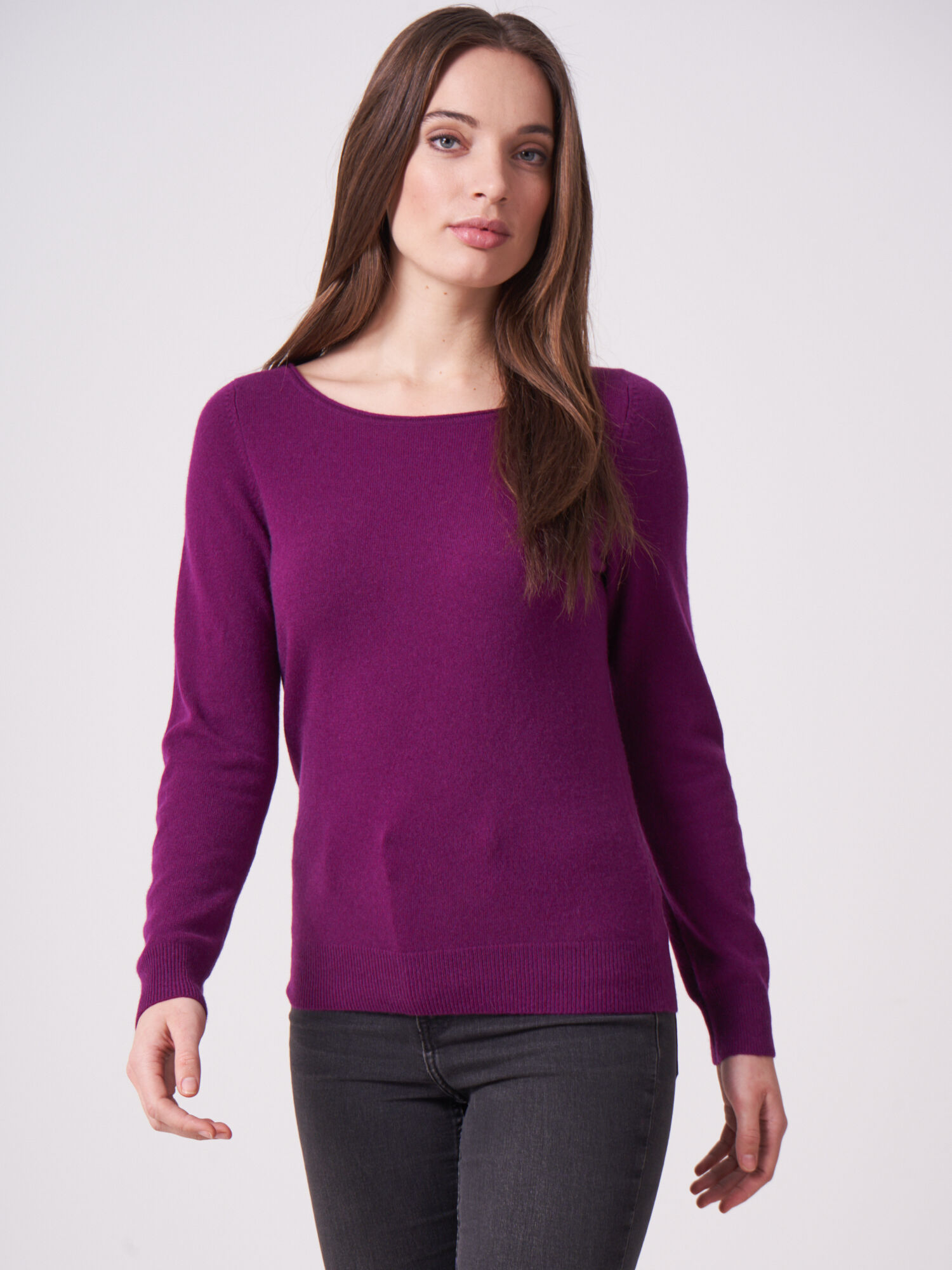 REPEAT cashmere Basic fijngebreide boothals trui van biologisch cashmere