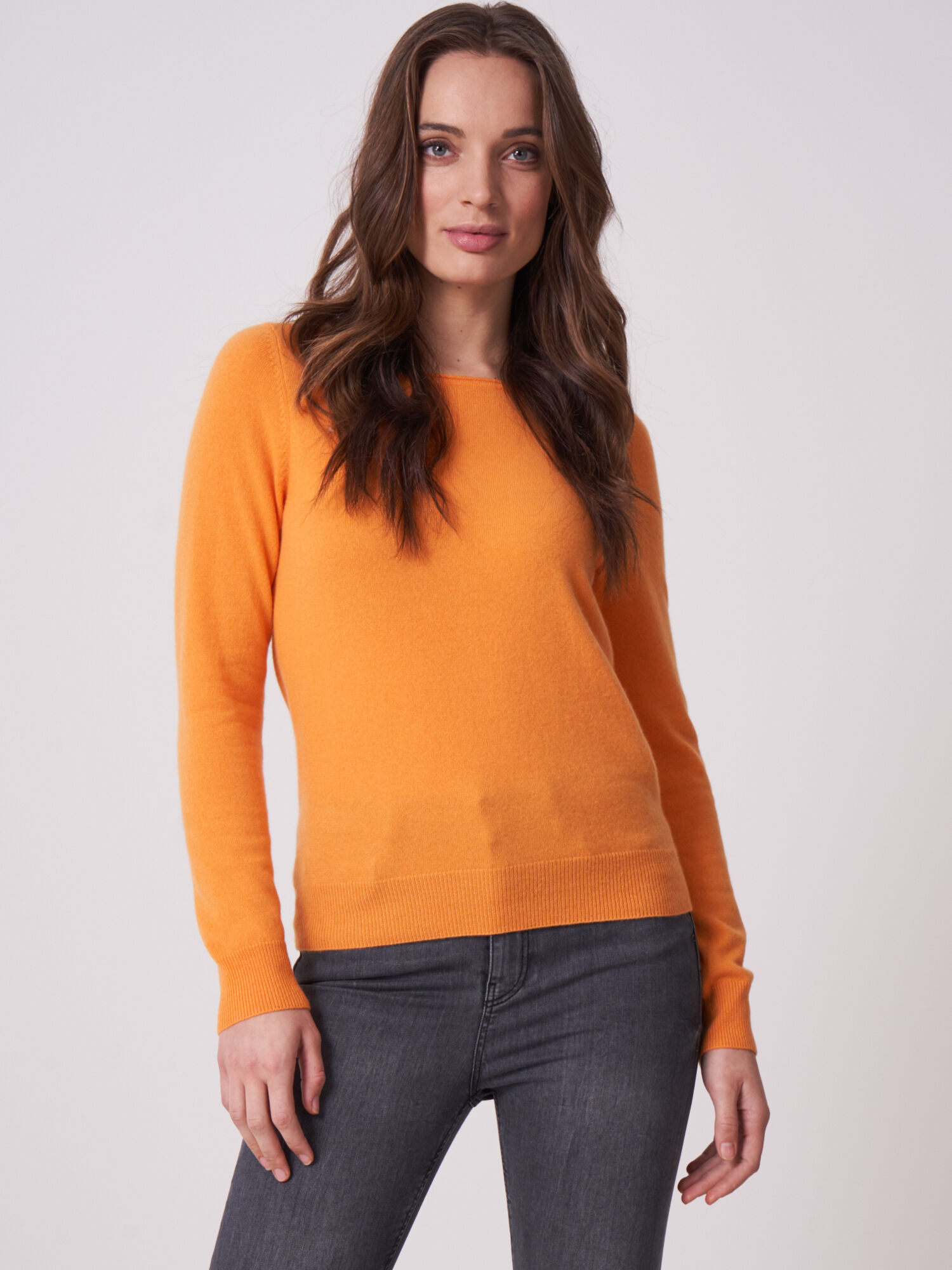 REPEAT cashmere Basic fijngebreide boothals trui van biologisch cashmere