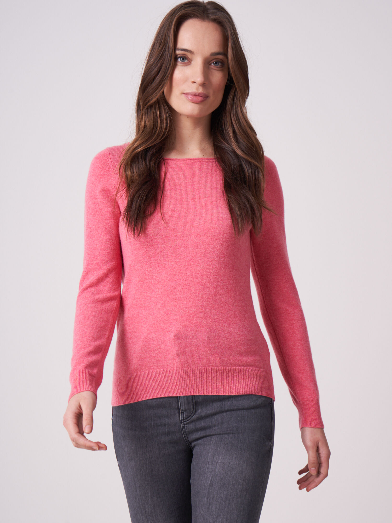 REPEAT cashmere Basic fijngebreide boothals trui van biologisch cashmere