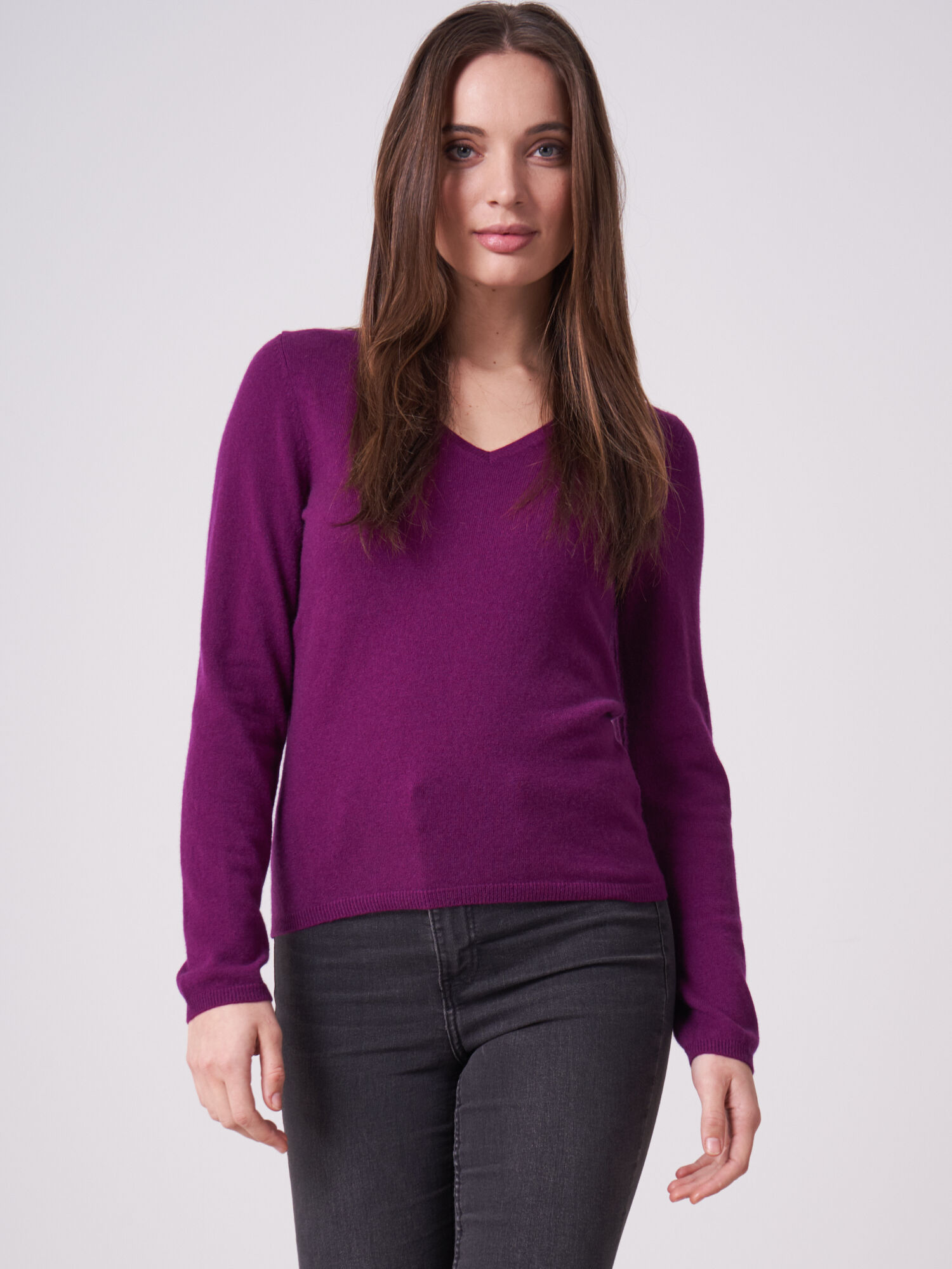 REPEAT cashmere Basic fijngebreide V-hals trui van biologisch cashmere