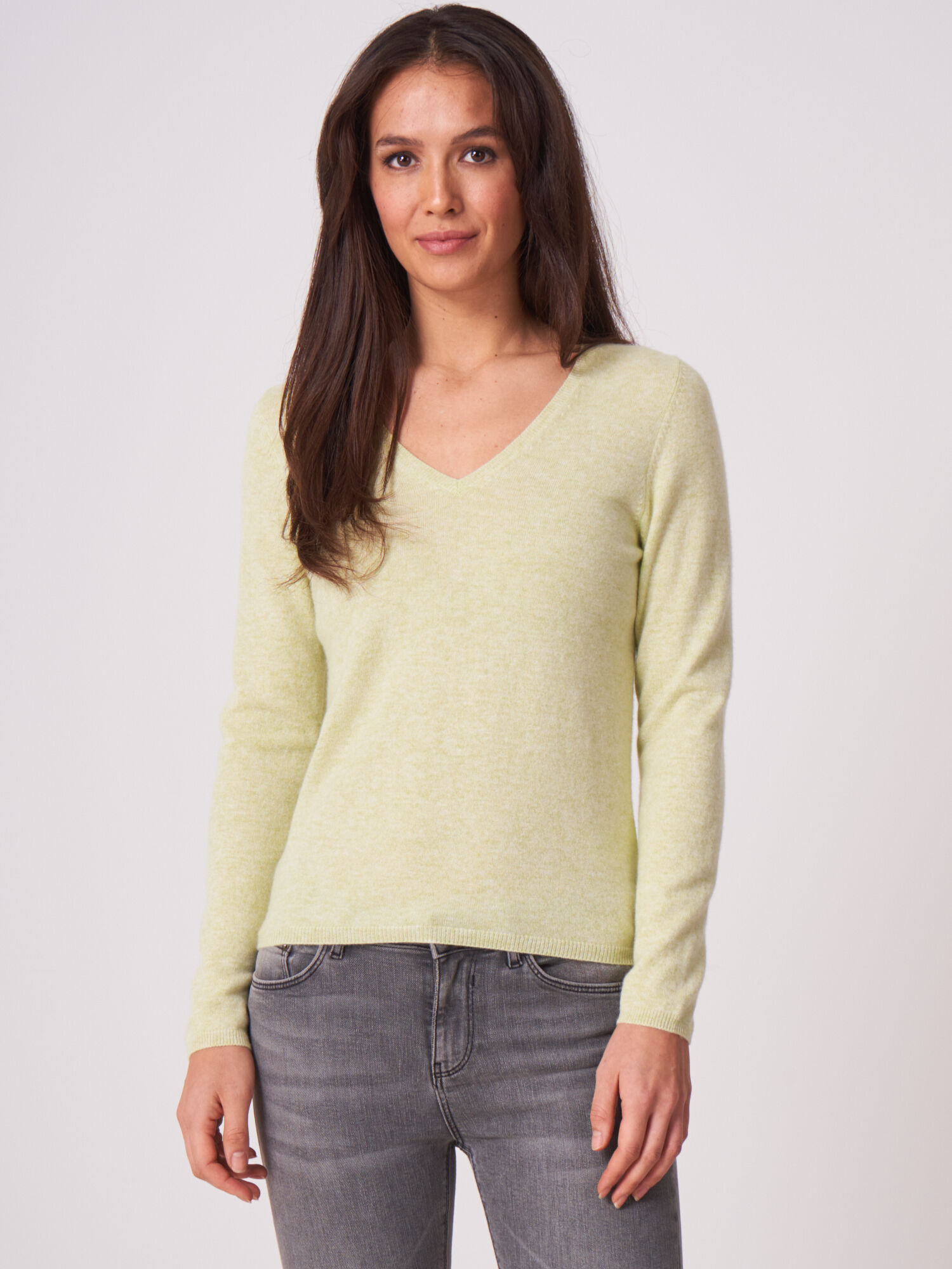 REPEAT cashmere Basic fijngebreide V-hals trui van biologisch cashmere