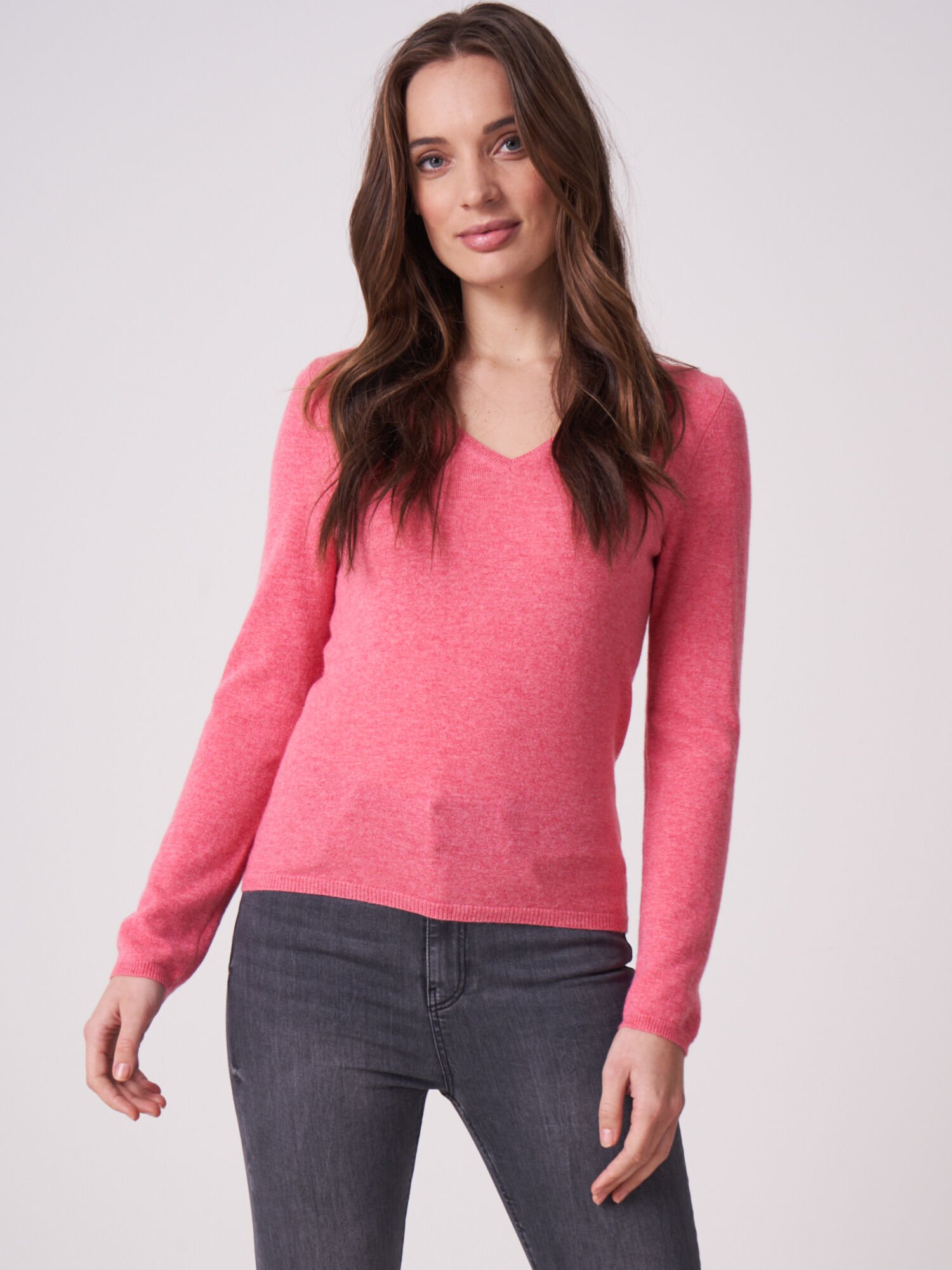 REPEAT cashmere Basic fijngebreide V-hals trui van biologisch cashmere