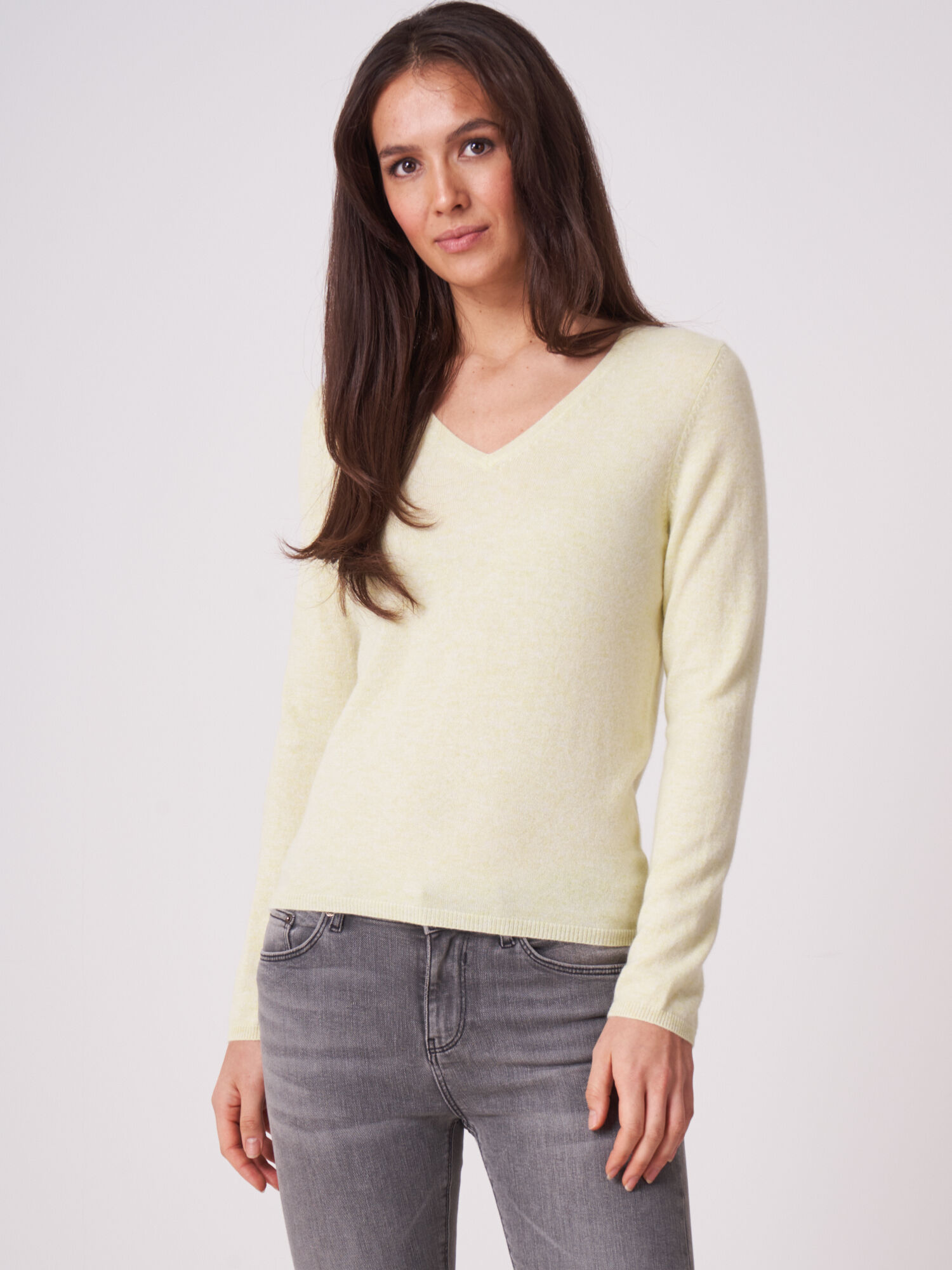 REPEAT cashmere Basic fijngebreide V-hals trui van biologisch cashmere