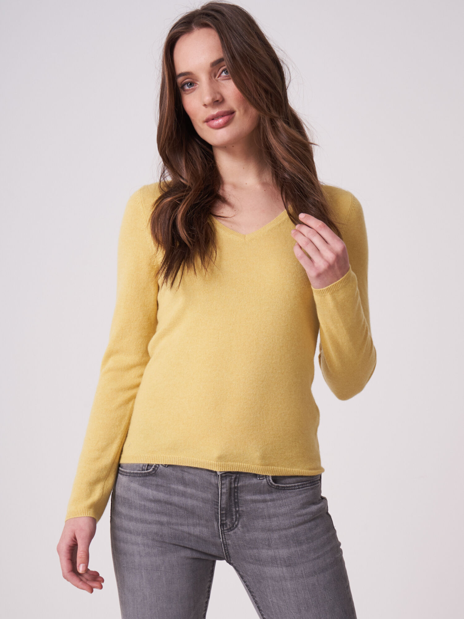 REPEAT cashmere Basic fijngebreide V-hals trui van biologisch cashmere