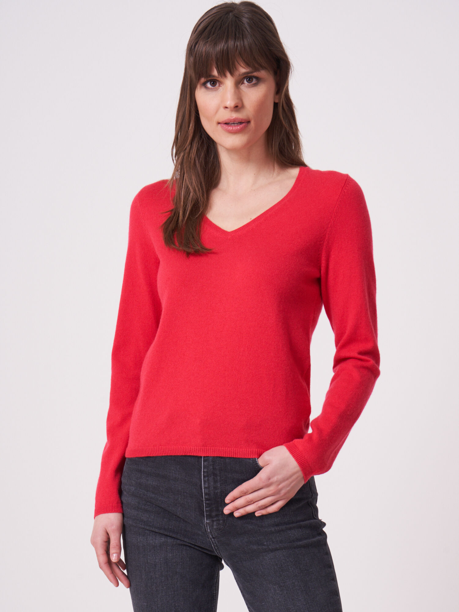 REPEAT cashmere Basic fijngebreide V-hals trui van biologisch cashmere