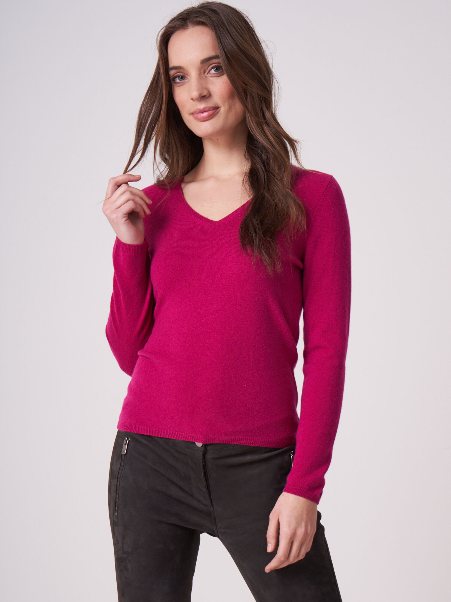 REPEAT cashmere Basic fijngebreide V-hals trui van biologisch cashmere