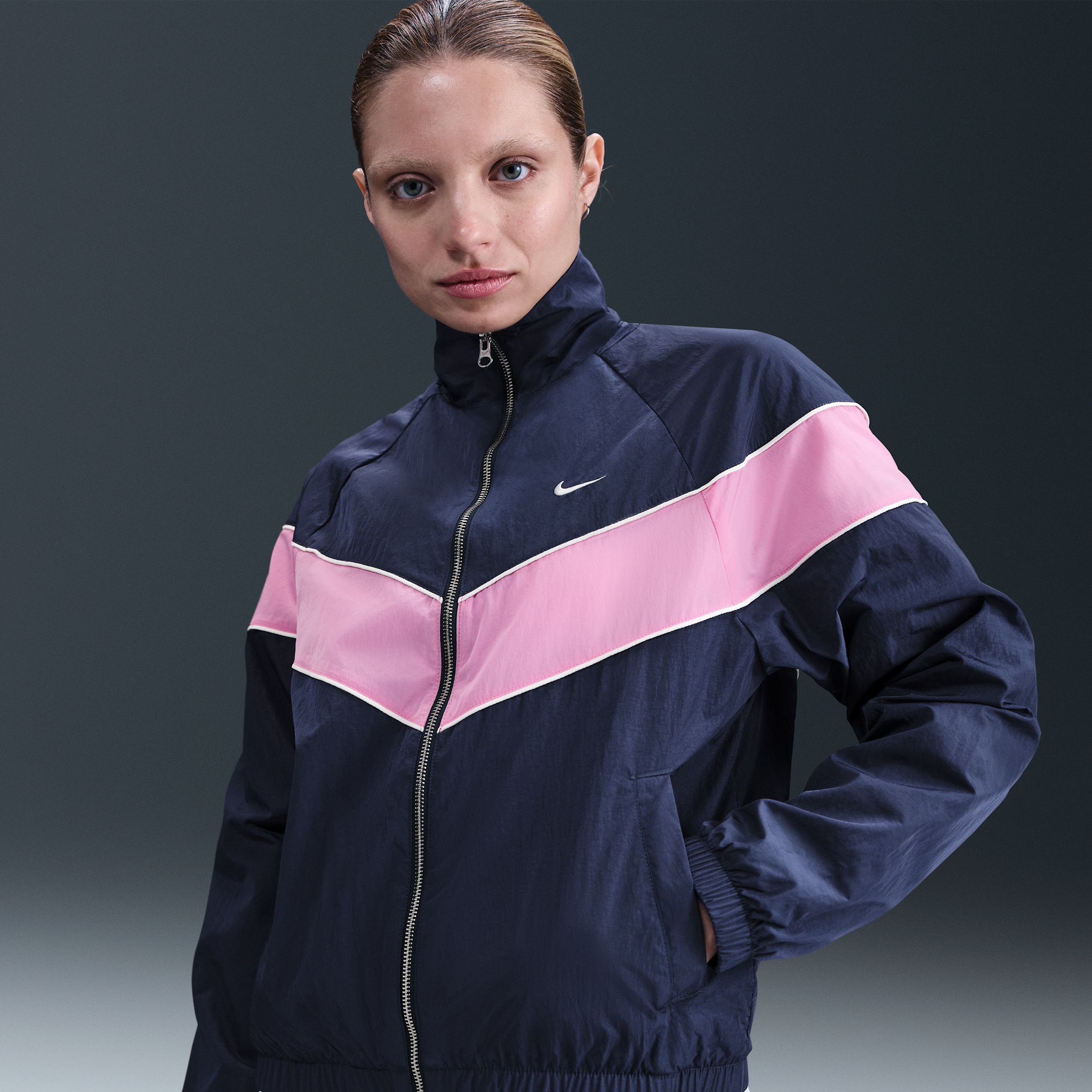 Nike Windrunner ruimvallend geweven damesjack met uv-bescherming en rits over de hele lengte - Blauw