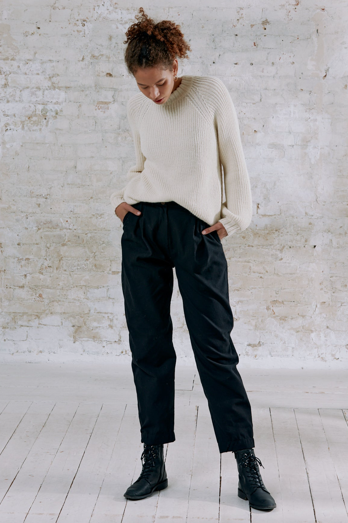 Jyoti Fair Works Damen vegan Hose Plissee Vishraam Schwarz