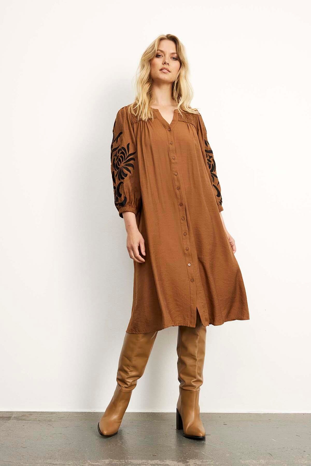 IN FRONT STINA DRESS 15865 810 (Cognac 810)