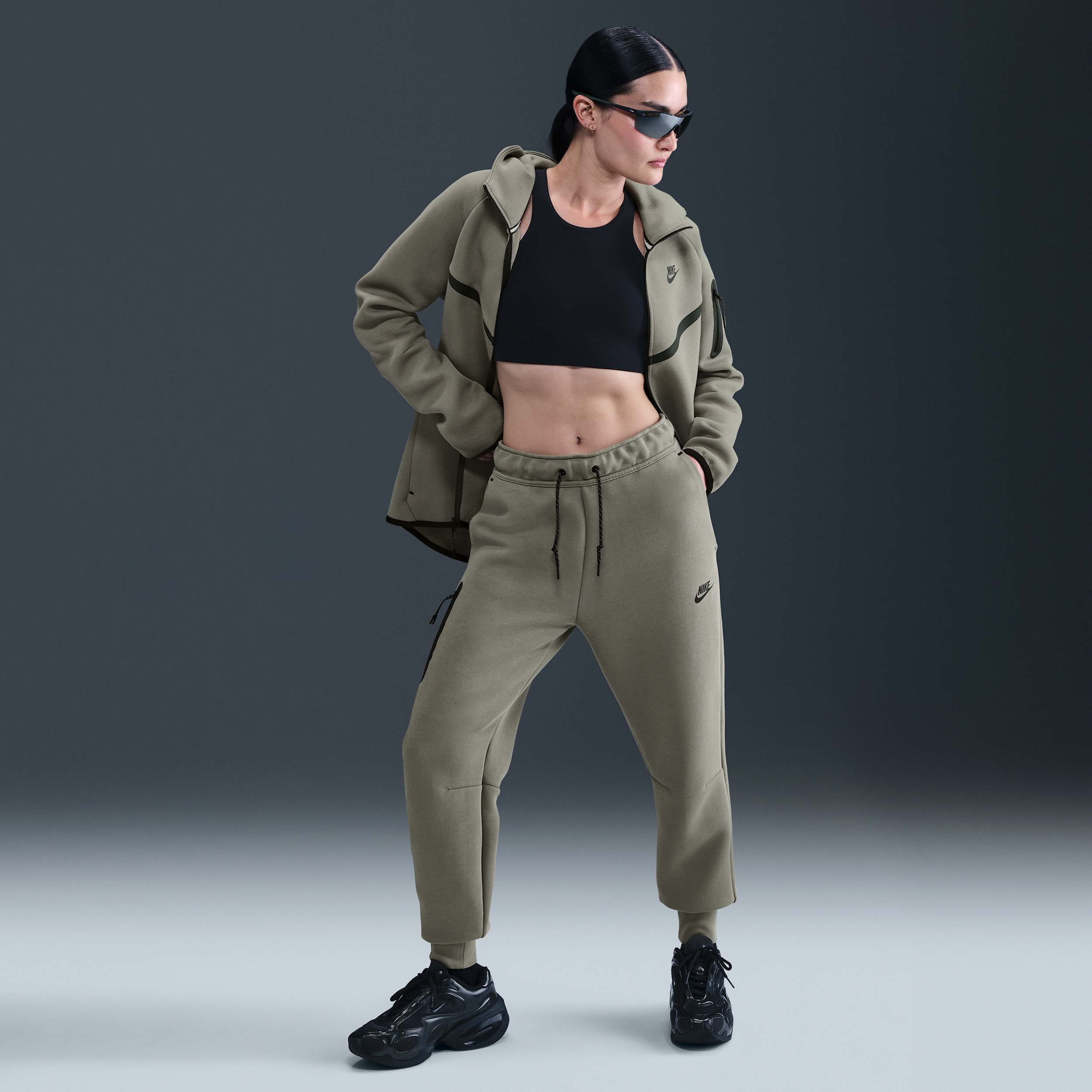 Nike Sportswear Tech Fleece joggingbroek met halfhoge taille voor dames - Groen