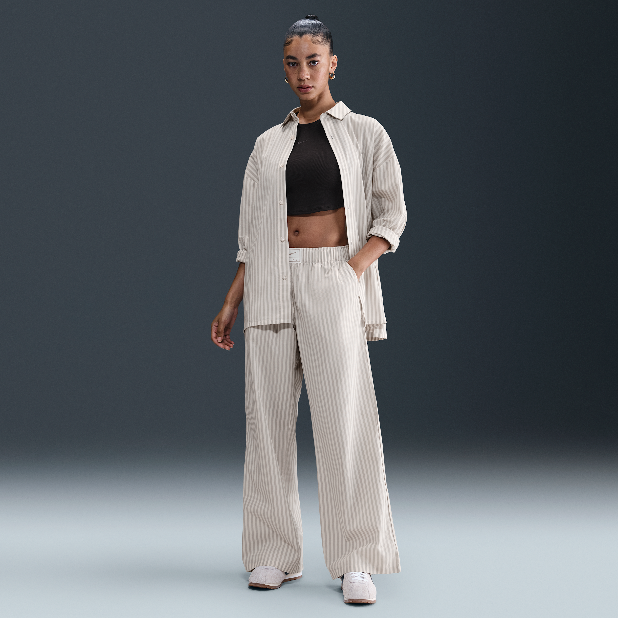 Nike Sportswear Chill Poplin ruimvallende gestreepte damesbroek met halfhoge taille - Grijs