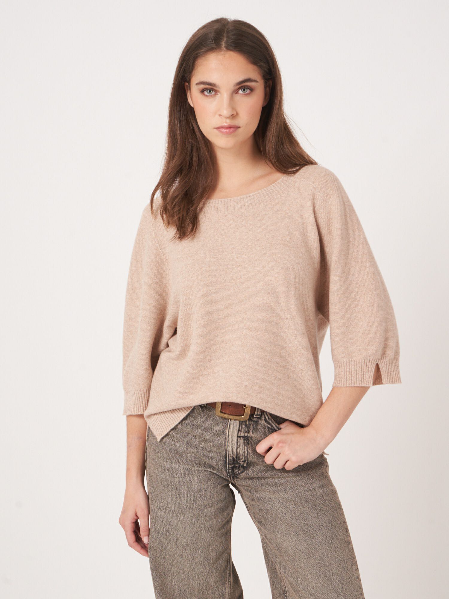 REPEAT cashmere Cashmere fijngebreide trui met wijde mouw en split opzij