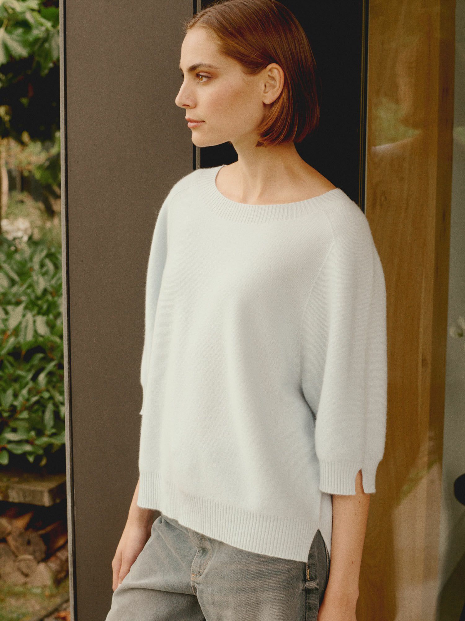 REPEAT cashmere Cashmere fijngebreide trui met wijde mouw en split opzij