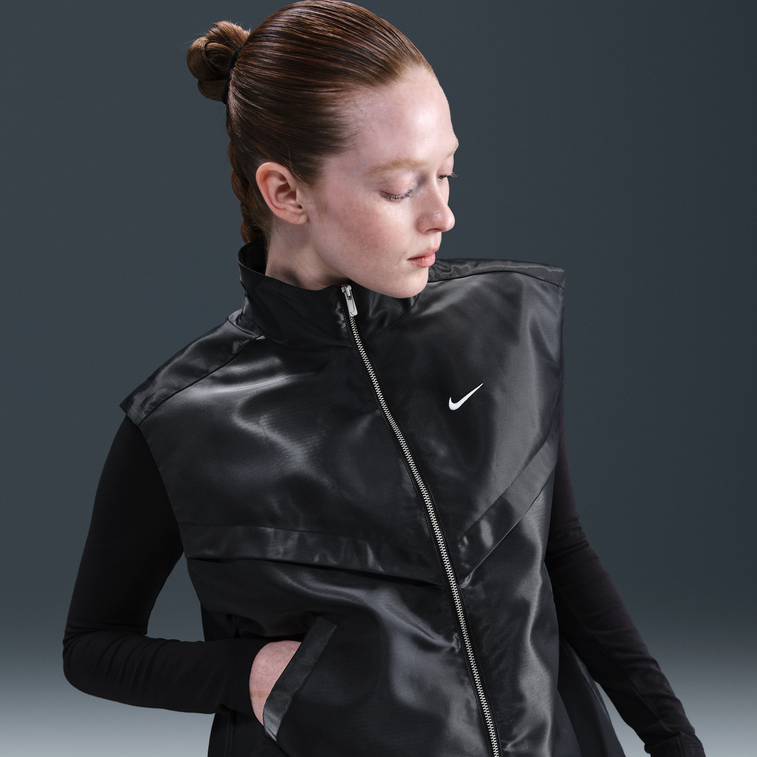 Nike Sportswear Windrunner glanzende bodywarmer voor dames - Zwart