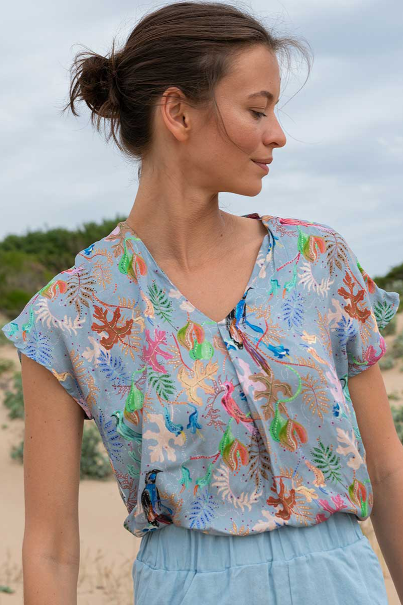 Widda Damen vegan Bluse Beat Tropical Print Hellblau