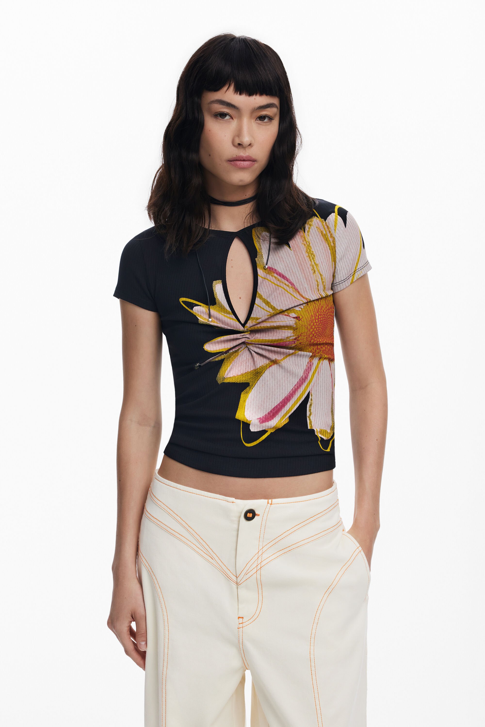 Desigual T-shirt met korte mouwen, bloem en opening - BLACK