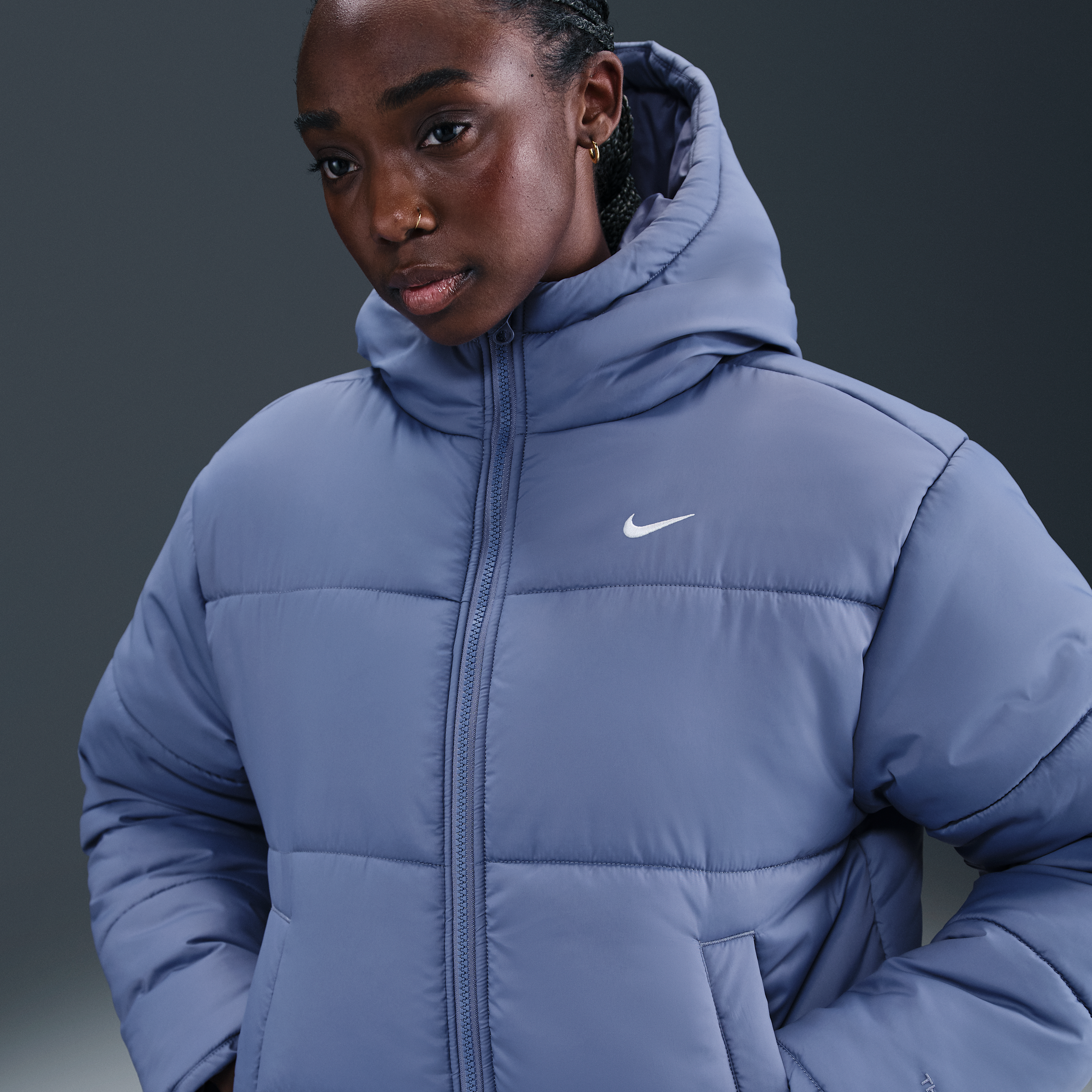 Nike Sportswear Classic Puffer Therma-FIT ruimvallend damesjack met capuchon - Blauw
