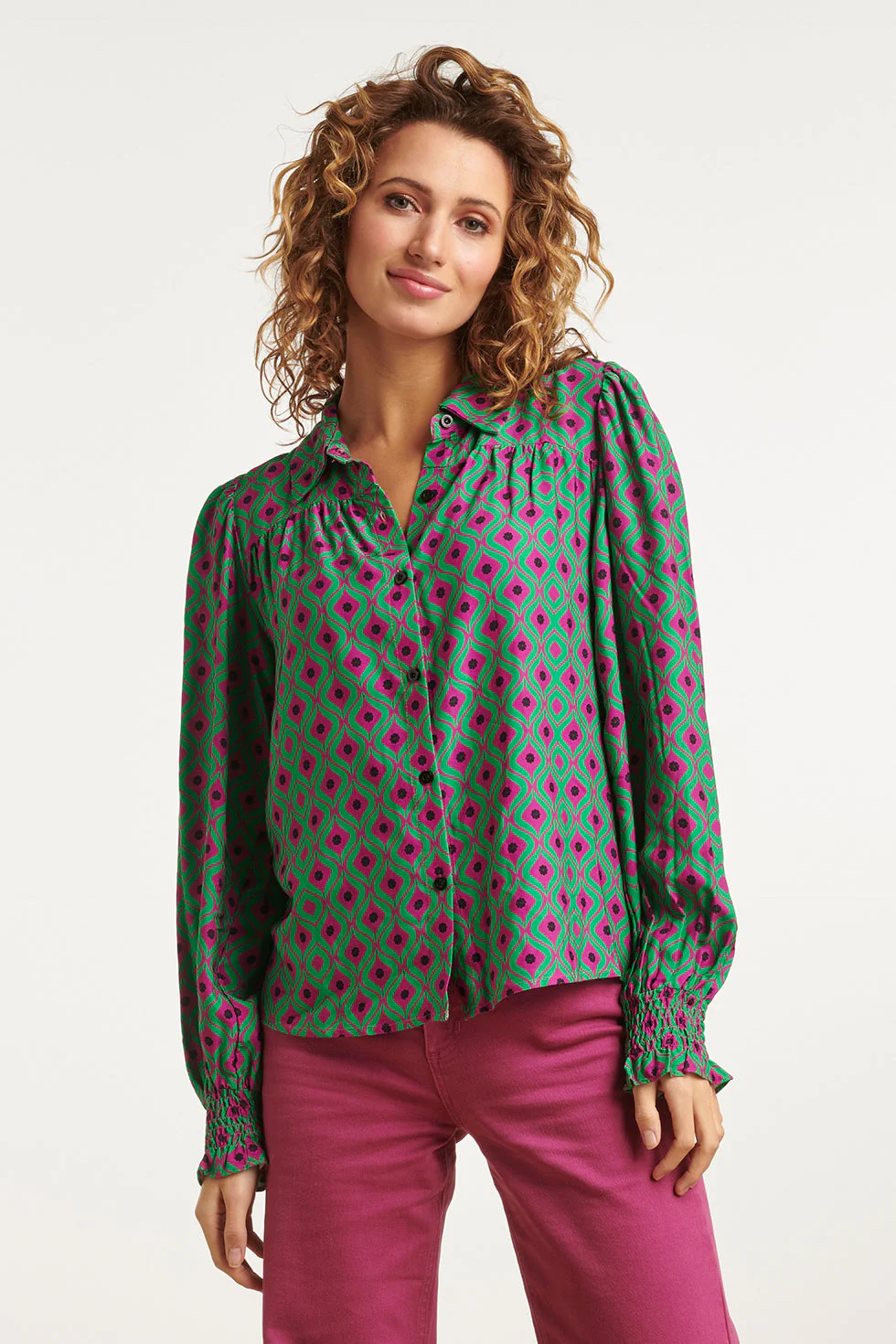Smashed Lemon 23535 dames doorknoopblouse met pofmouwenabstract ornamenteel print |