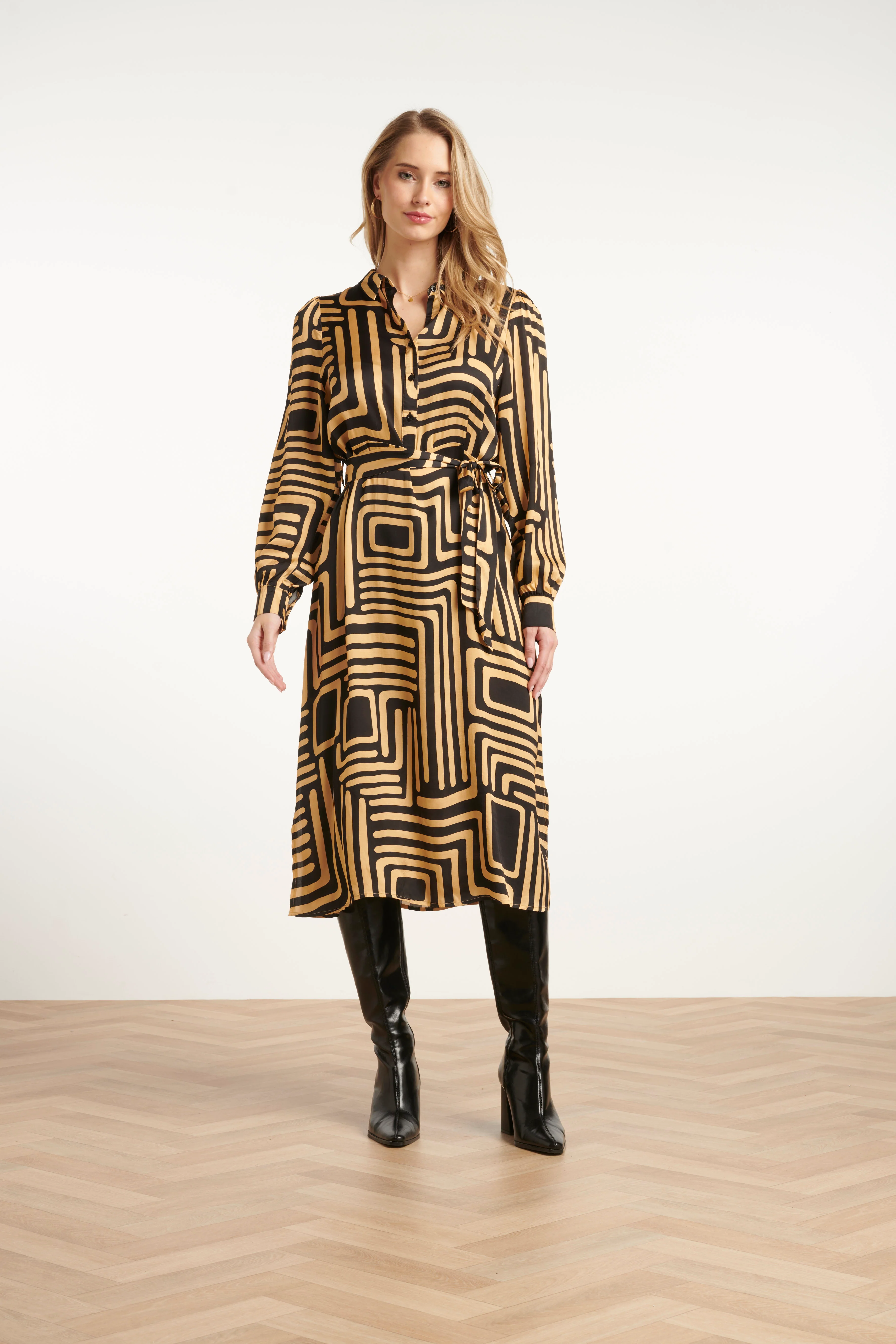 Smashed Lemon Zwart en goud grafische geprint midi jurk met kraag |