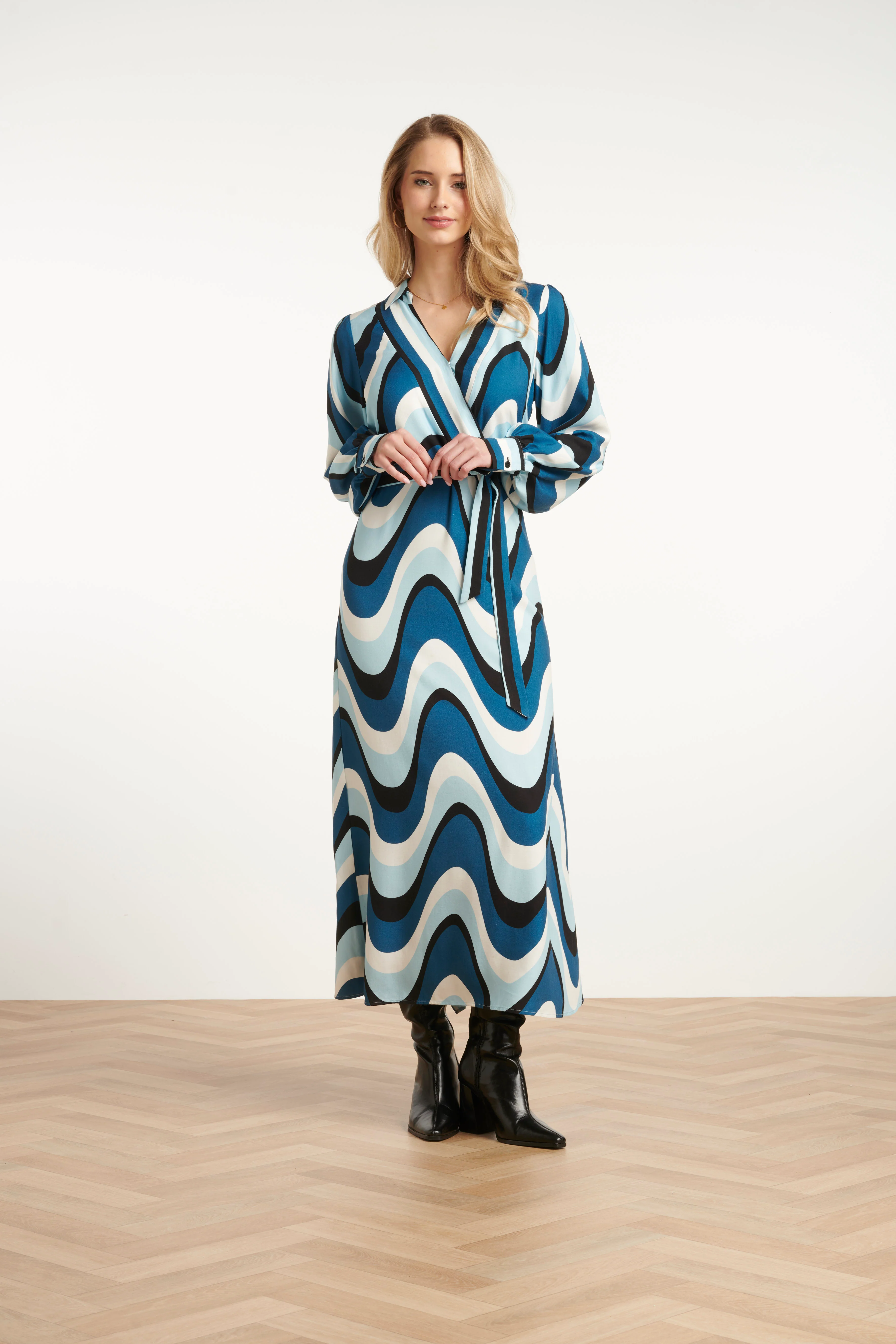 Smashed Lemon Golvende print maxi jurk in zwart en blauw |