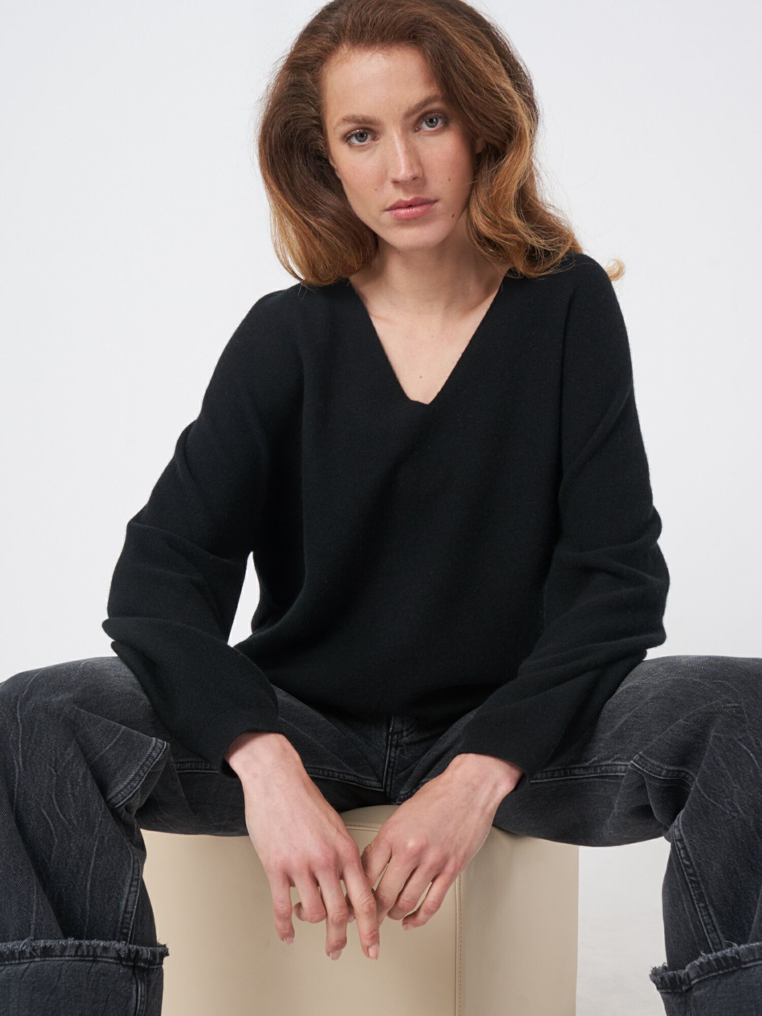 REPEAT cashmere Naadloos gebreid cashmere trui met V-hals