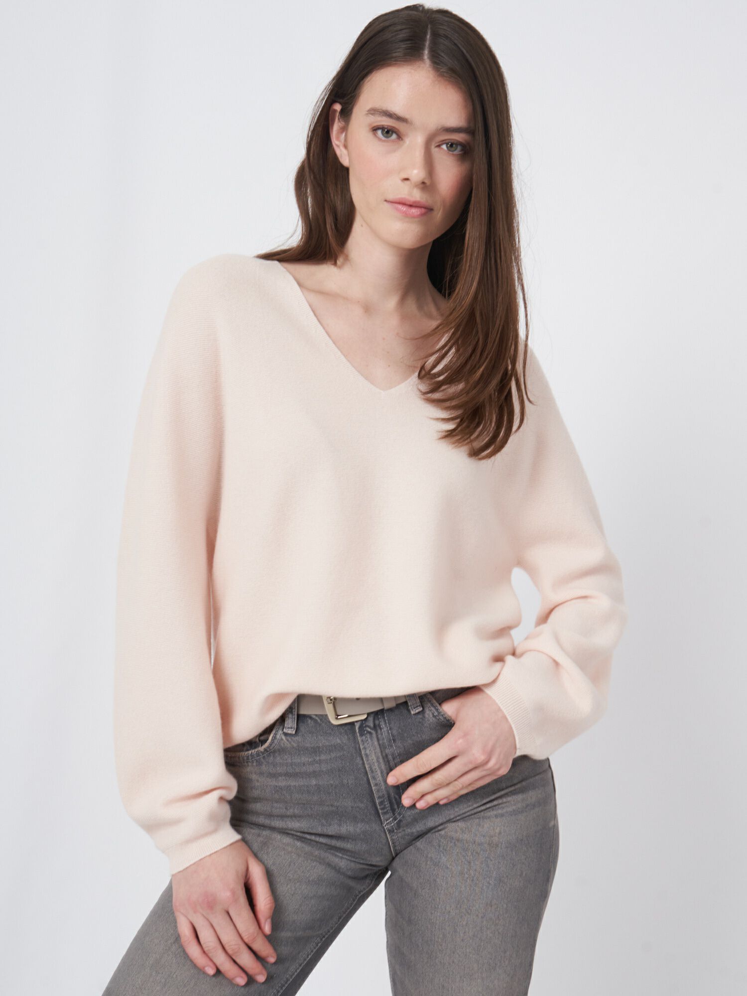 REPEAT cashmere Naadloos gebreid cashmere trui met V-hals
