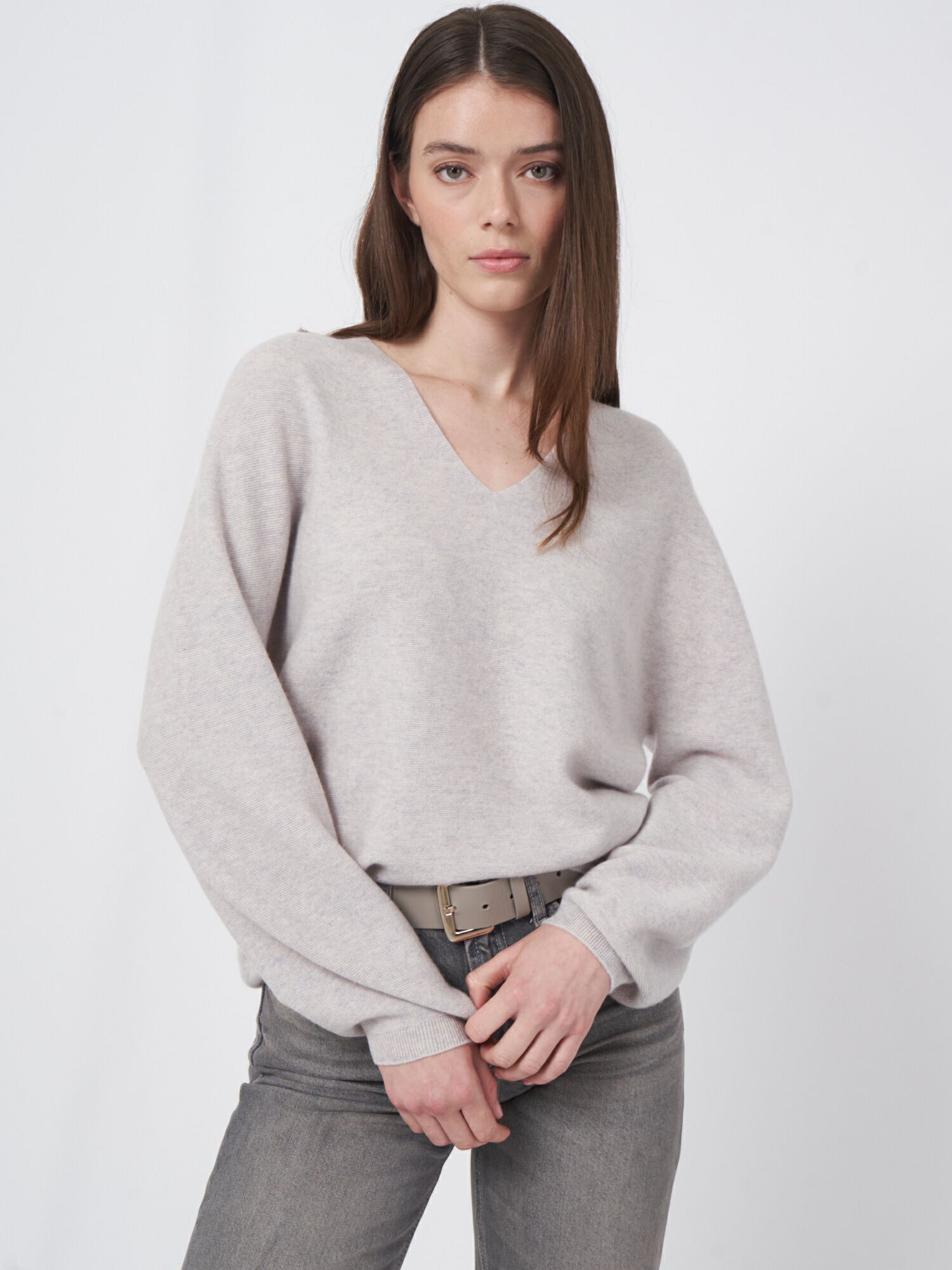 REPEAT cashmere Naadloos gebreid cashmere trui met V-hals