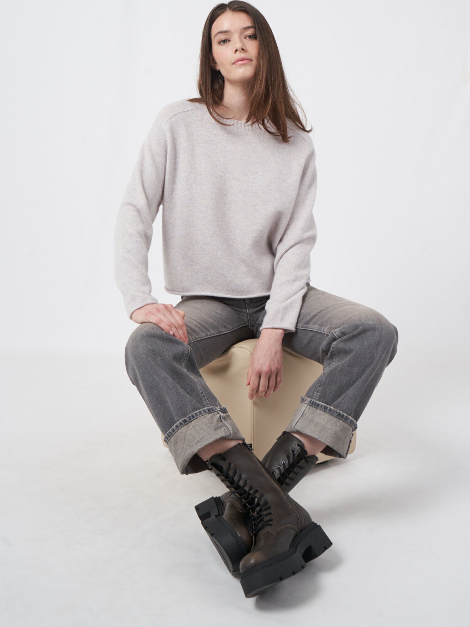 REPEAT cashmere Ruimvallende en korte cashmere sweater