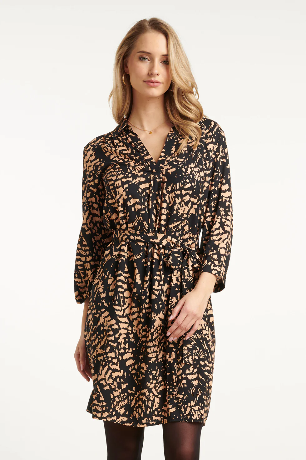 Smashed Lemon Korte jurk met abstract zwart en camel print |