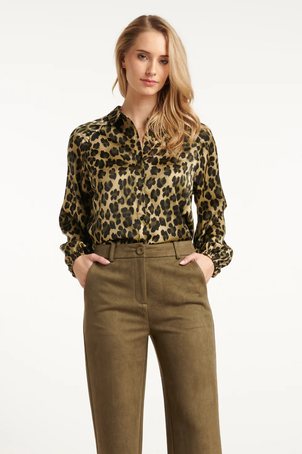 Smashed Lemon Satijnen blouse met luipaardprint en pofmouwen in army en zwart |