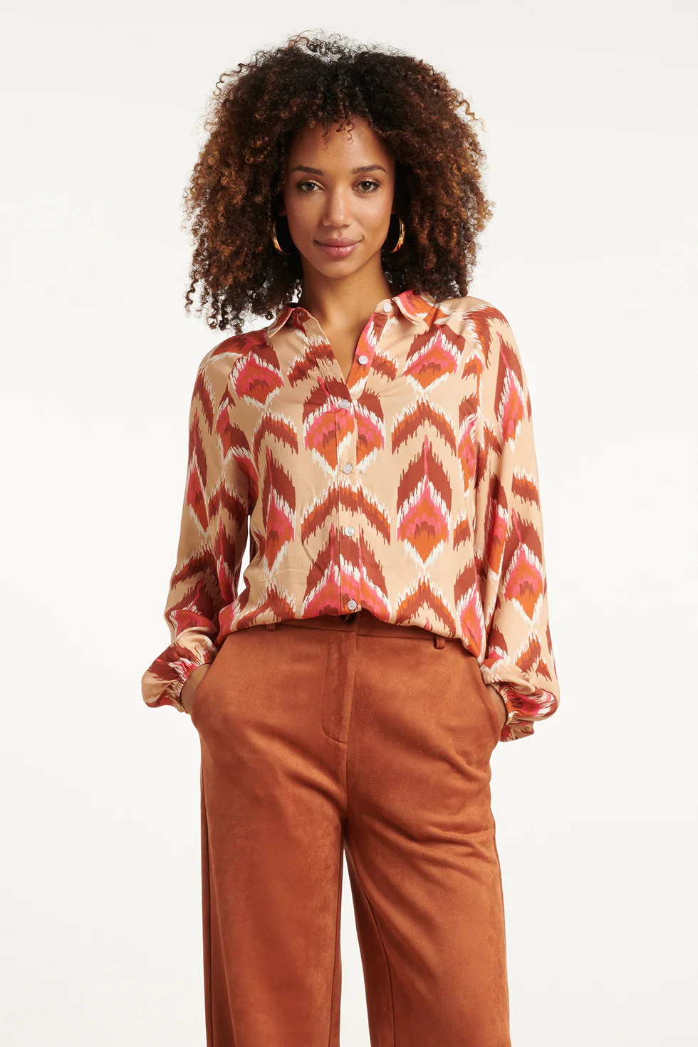 Smashed Lemon Aztec print blouse in warmroze en camel |