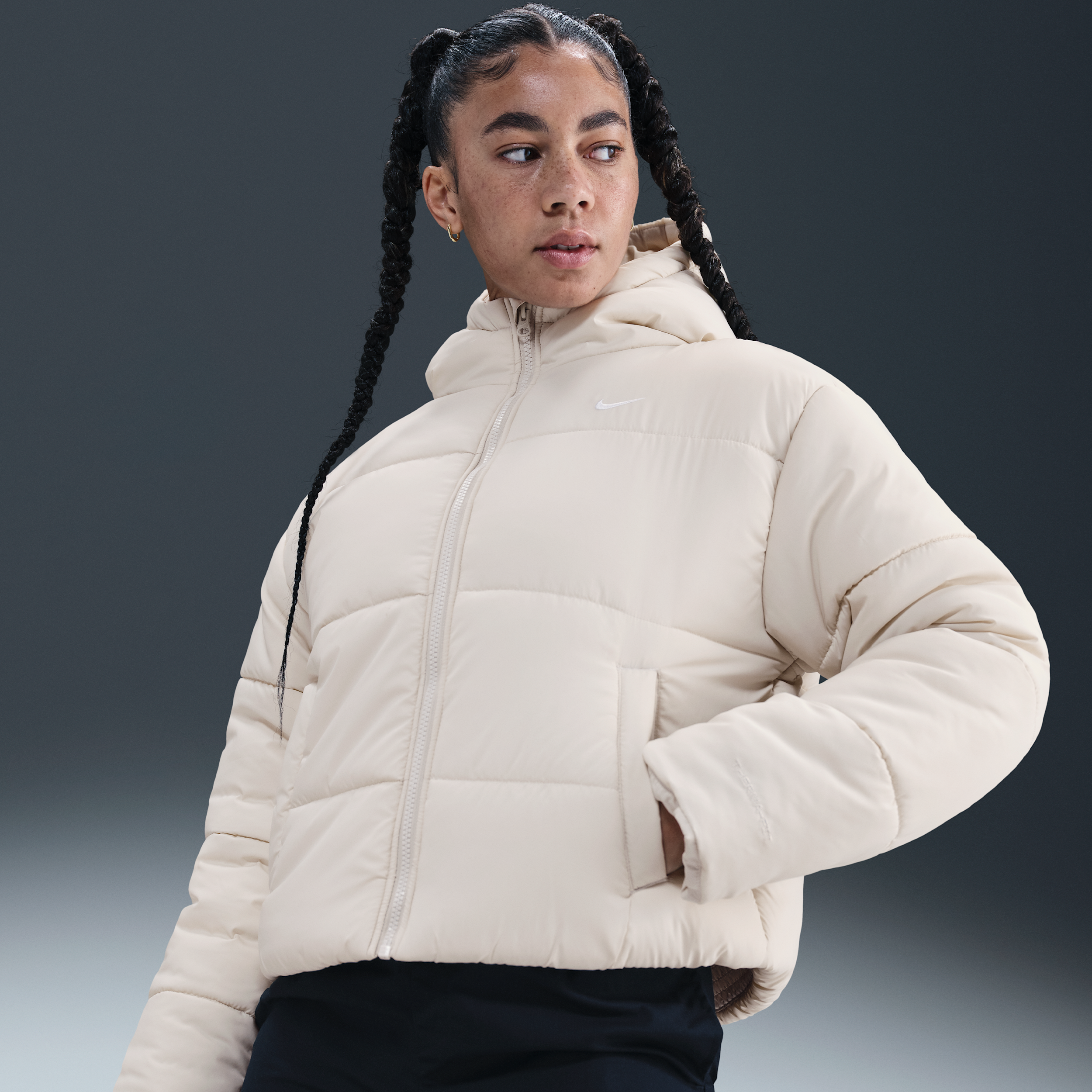 Nike Sportswear Classic Puffer Therma-FIT ruimvallend damesjack met capuchon - Grijs