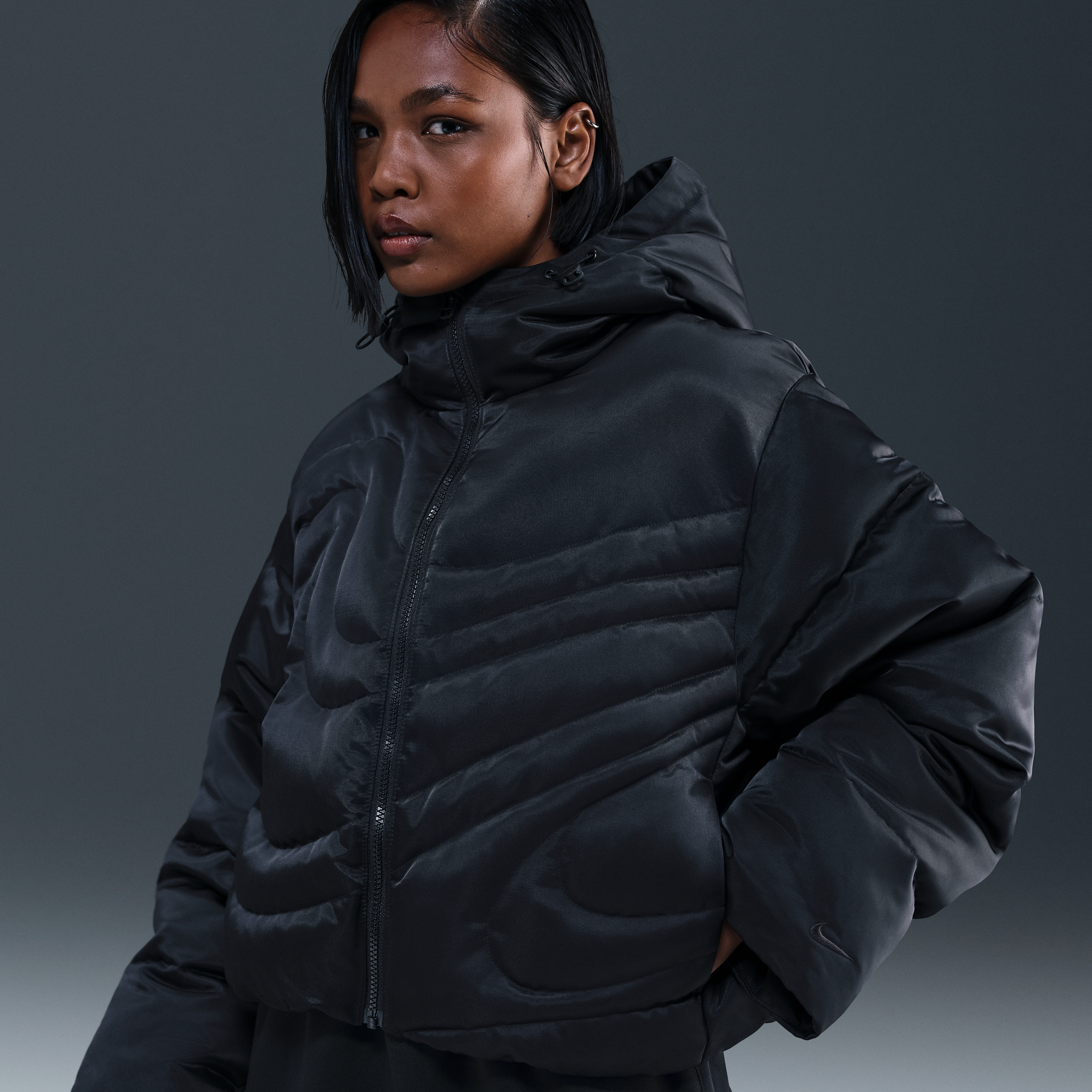 Nike Sportswear Swoosh Series Therma-FIT oversized donsjack voor dames - Zwart