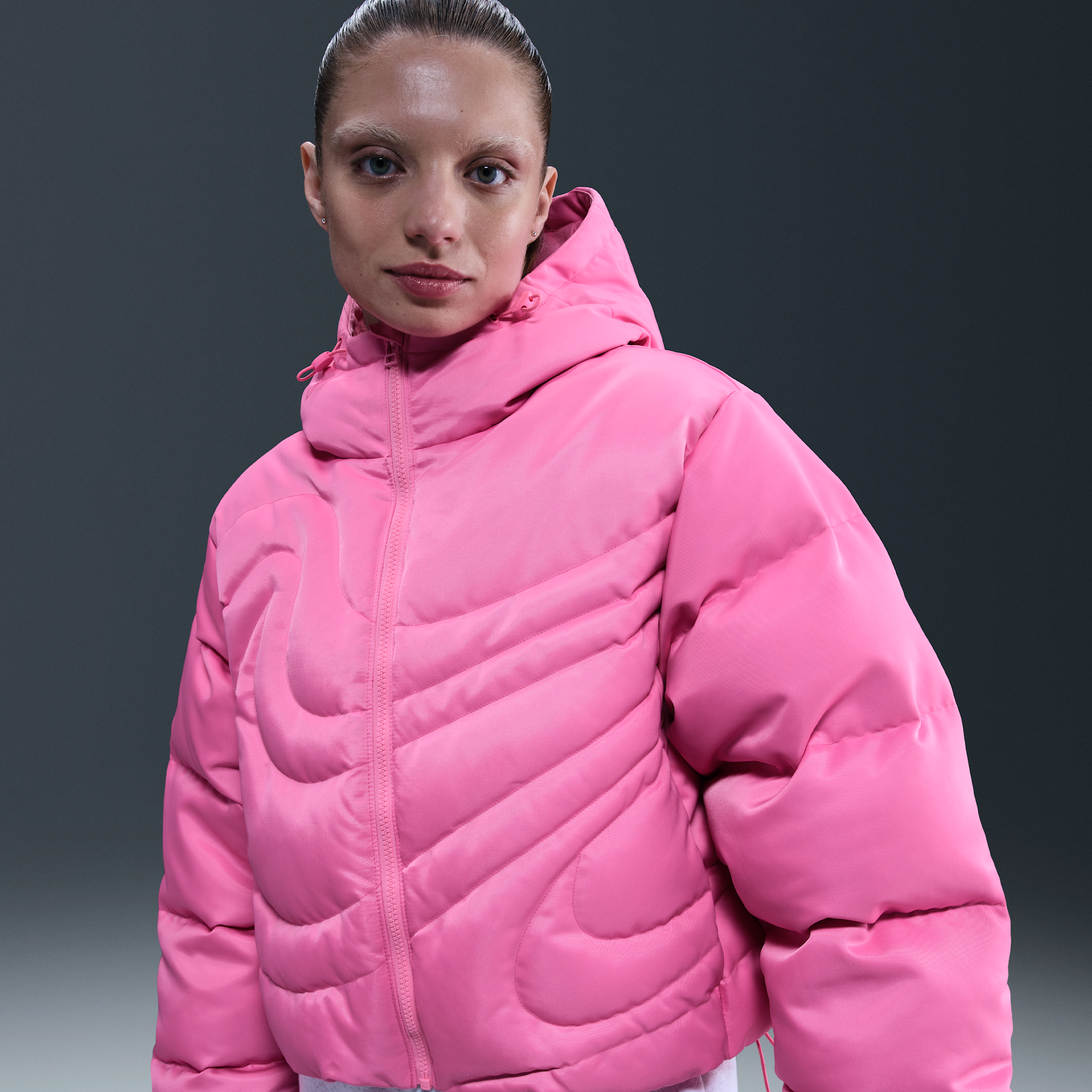 Nike Sportswear Swoosh Series Therma-FIT oversized donsjack voor dames - Roze