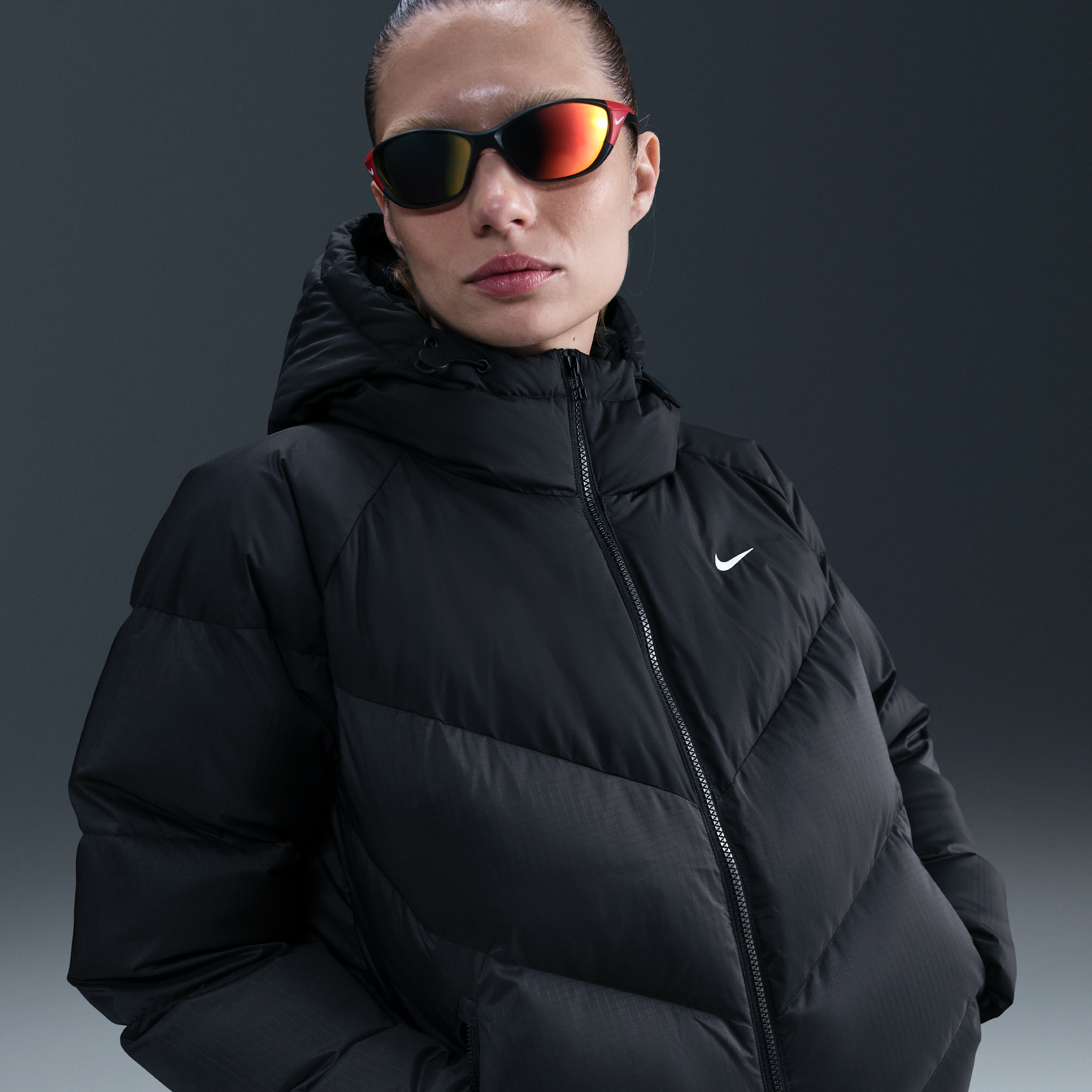Nike Sportswear Windpuffer Storm-FIT gewatteerd jack met ruimvallende pasvorm en capuchon voor dames - Zwart