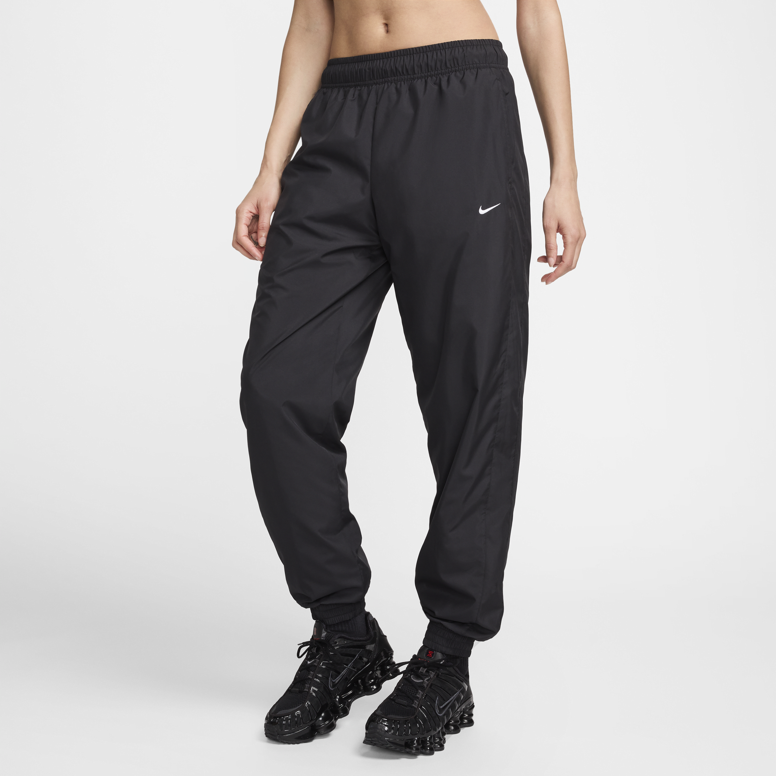 Nike Sportswear Classic Wovens ruimvallende joggingbroek met uv-bescherming en halfhoge taille voor dames - Zwart