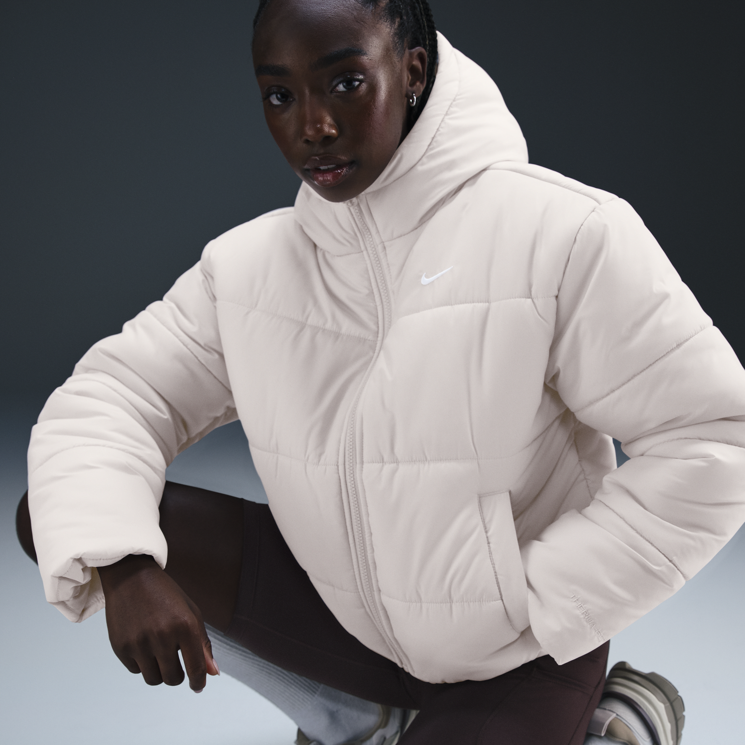 Nike Sportswear Classic Puffer Therma-FIT ruimvallend damesjack met capuchon - Bruin