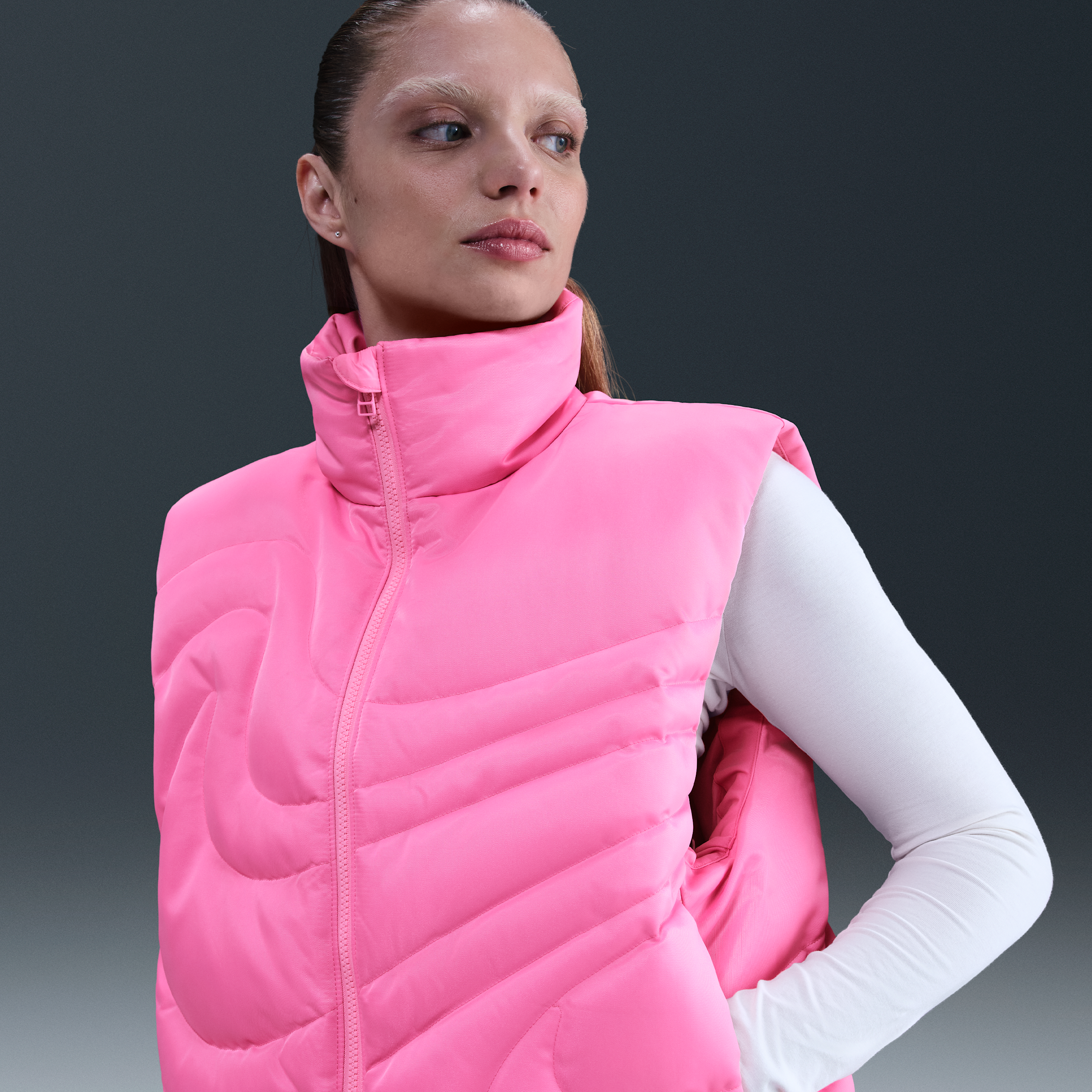 Nike Sportswear Swoosh Series oversized bodywarmer met dons voor dames - Roze