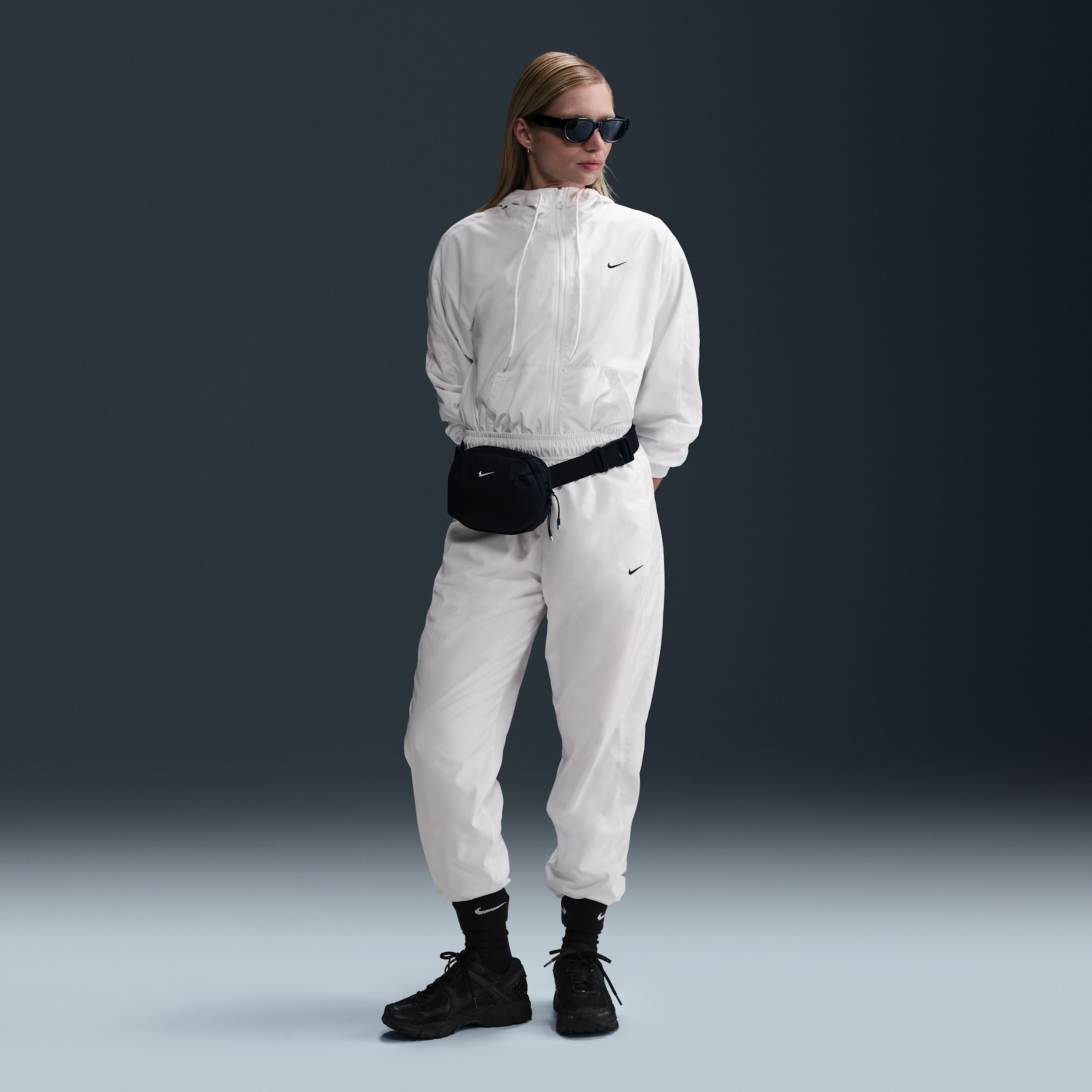 Nike Sportswear Classic Wovens ruimvallende joggingbroek met uv-bescherming en halfhoge taille voor dames - Wit