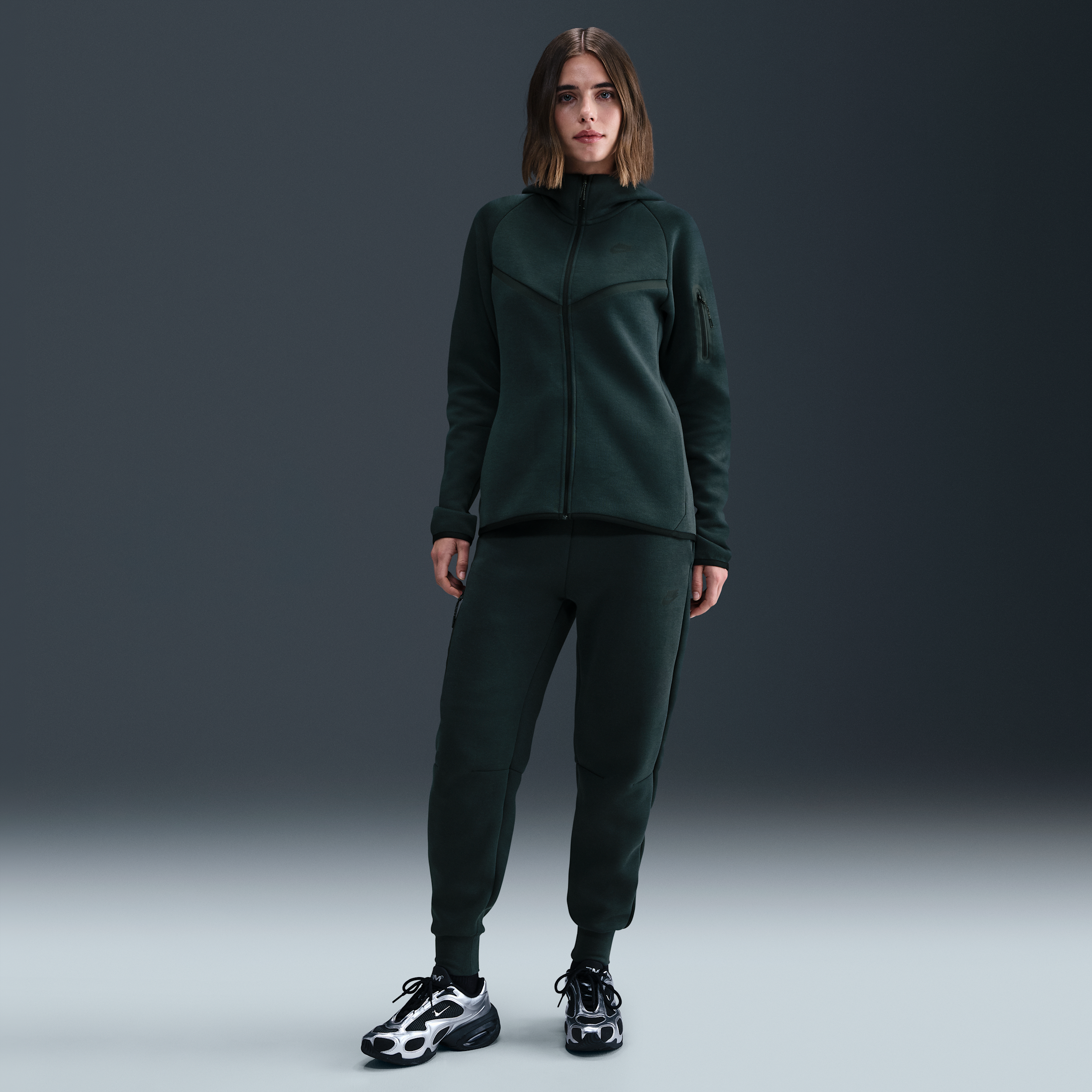 Nike Sportswear Tech Fleece joggingbroek met halfhoge taille voor dames - Groen
