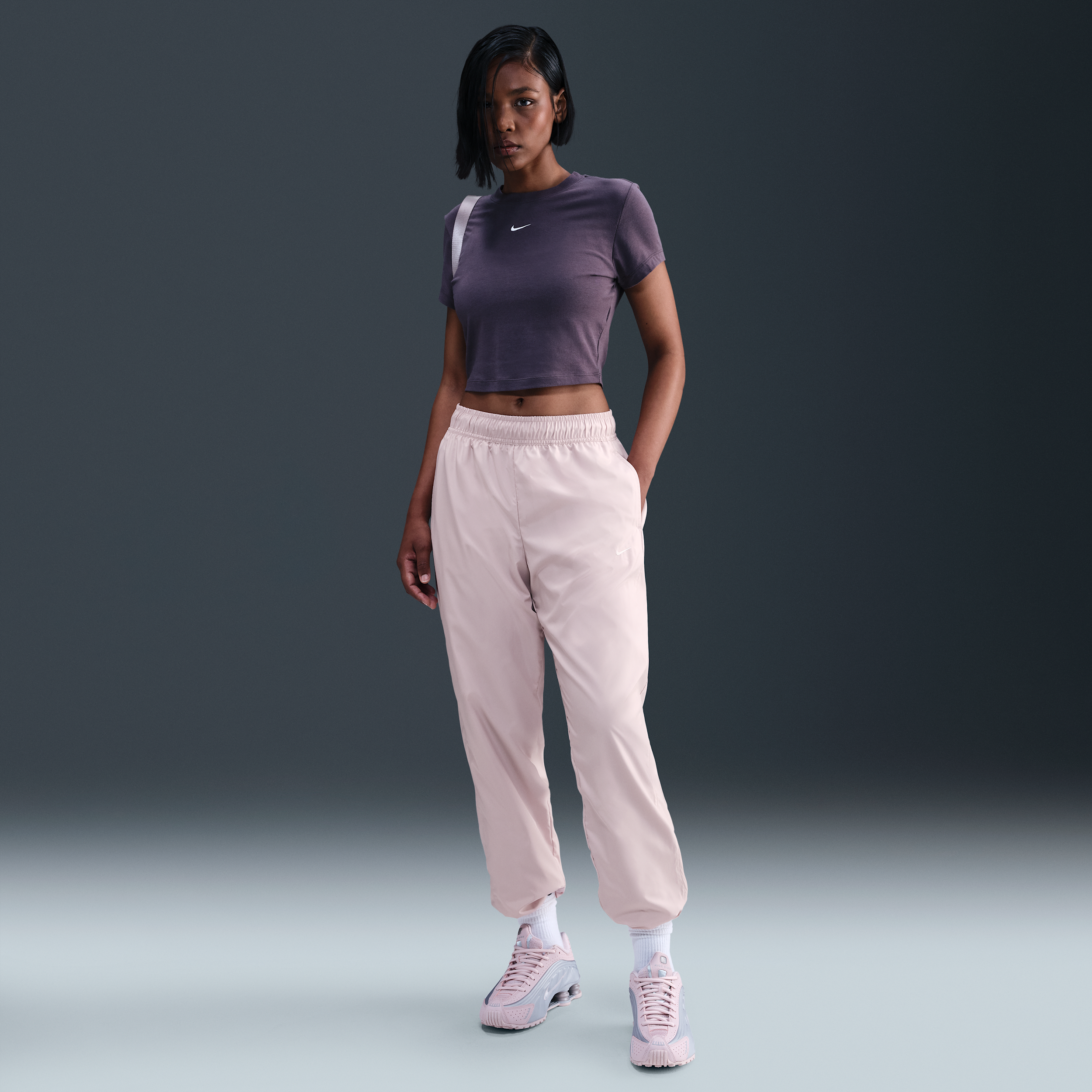 Nike Sportswear Classic Wovens ruimvallende joggingbroek met uv-bescherming en halfhoge taille voor dames - Roze