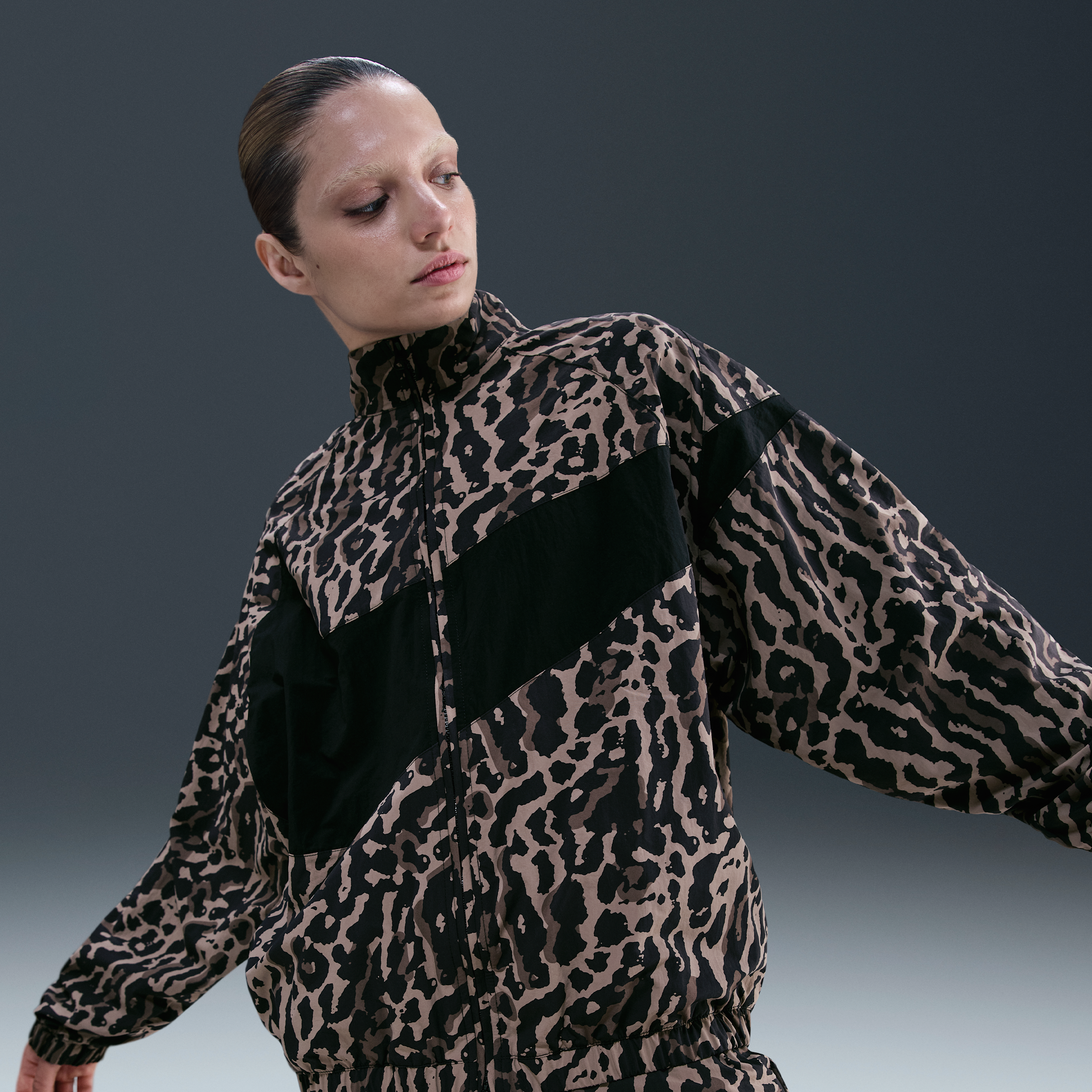 Nike Geweven damesjack met print - Zwart