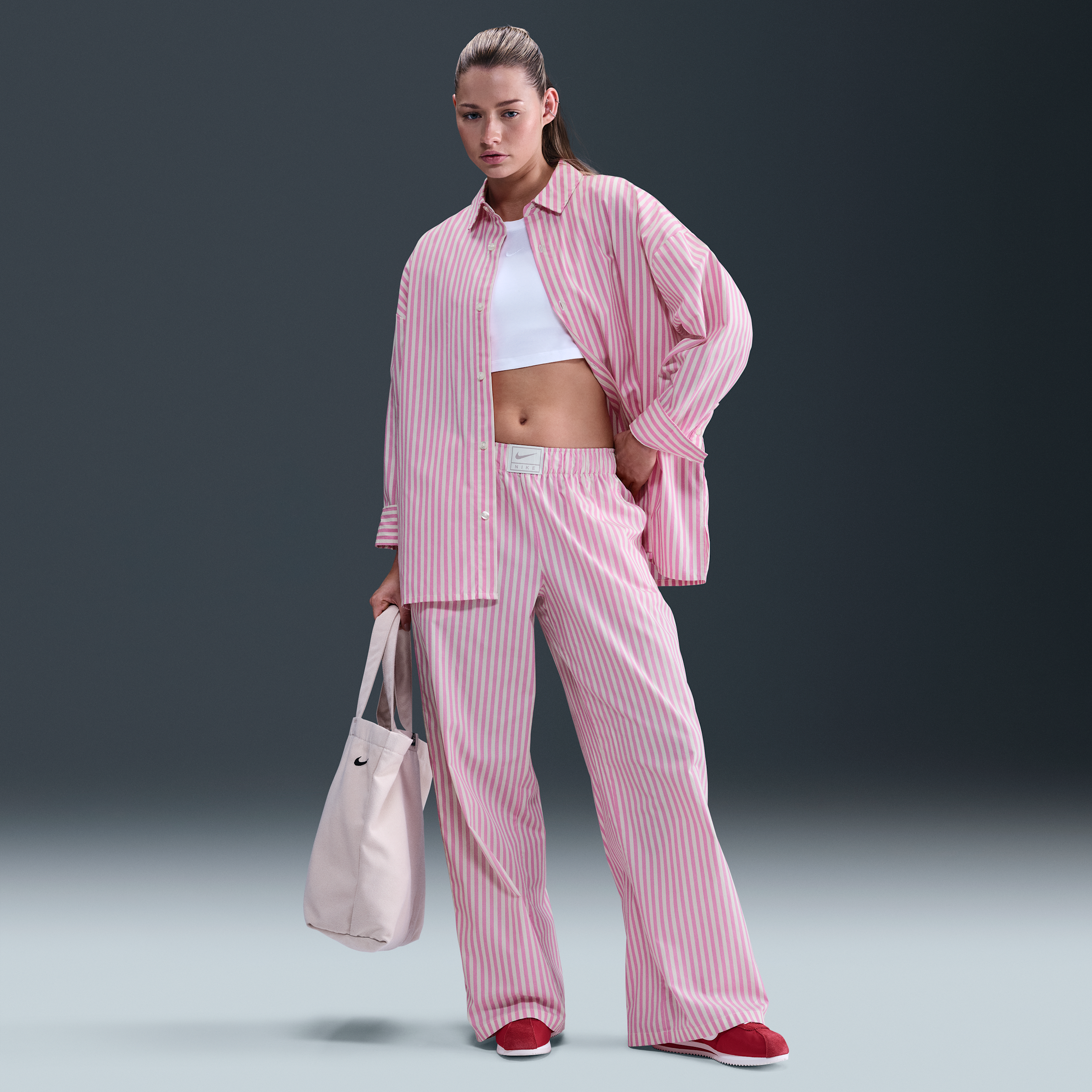 Nike Chill Poplin ruimvallende gestreepte damesbroek met halfhoge taille - Roze