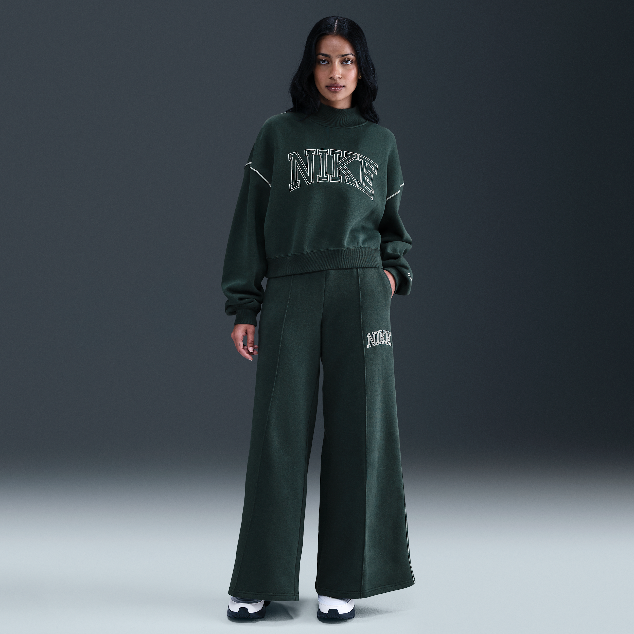 Nike Phoenix Fleece joggingbroek met wijde pijpen voor dames - Groen