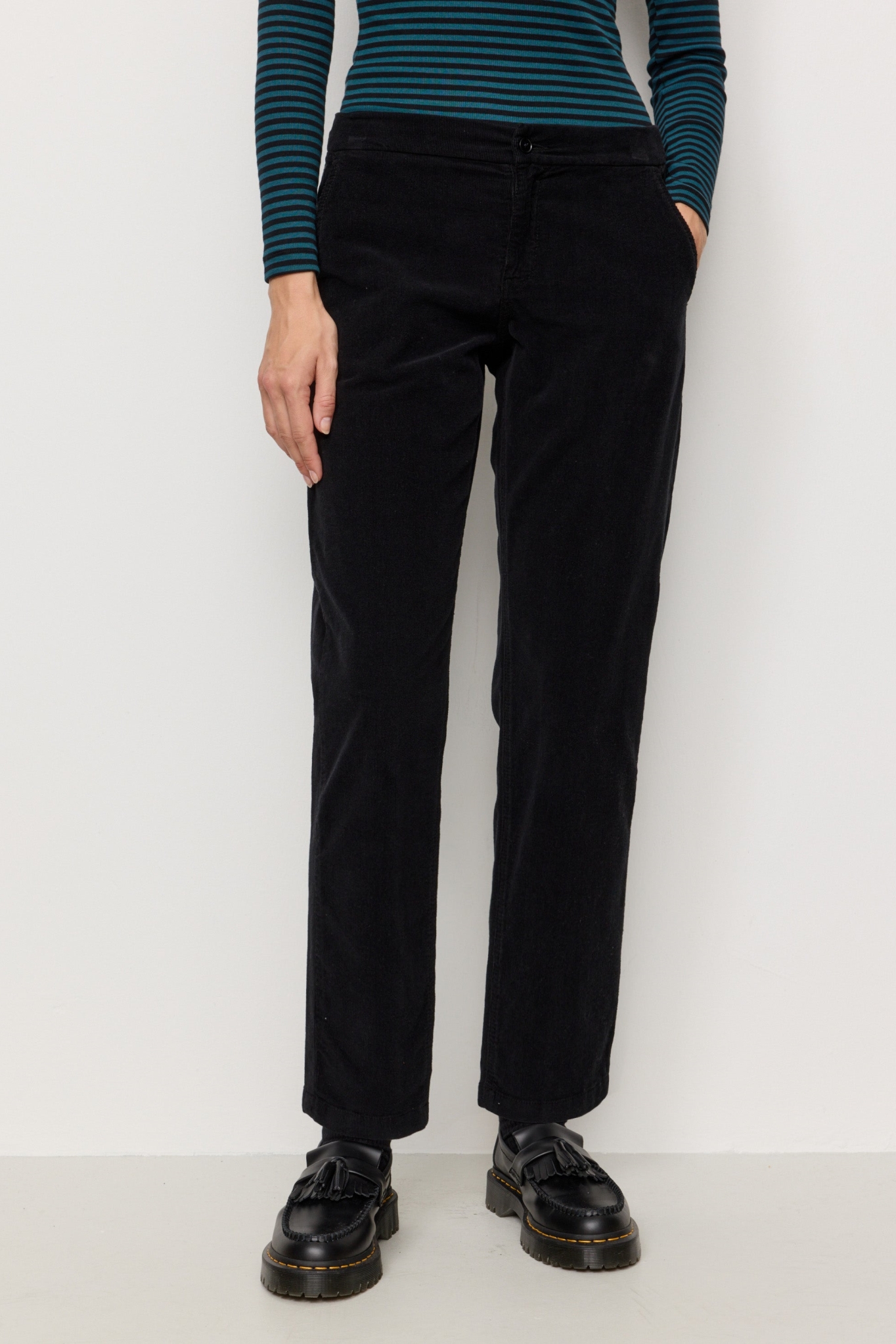 Recolution Damen vegan Hose Corduroy Calluna Schwarz